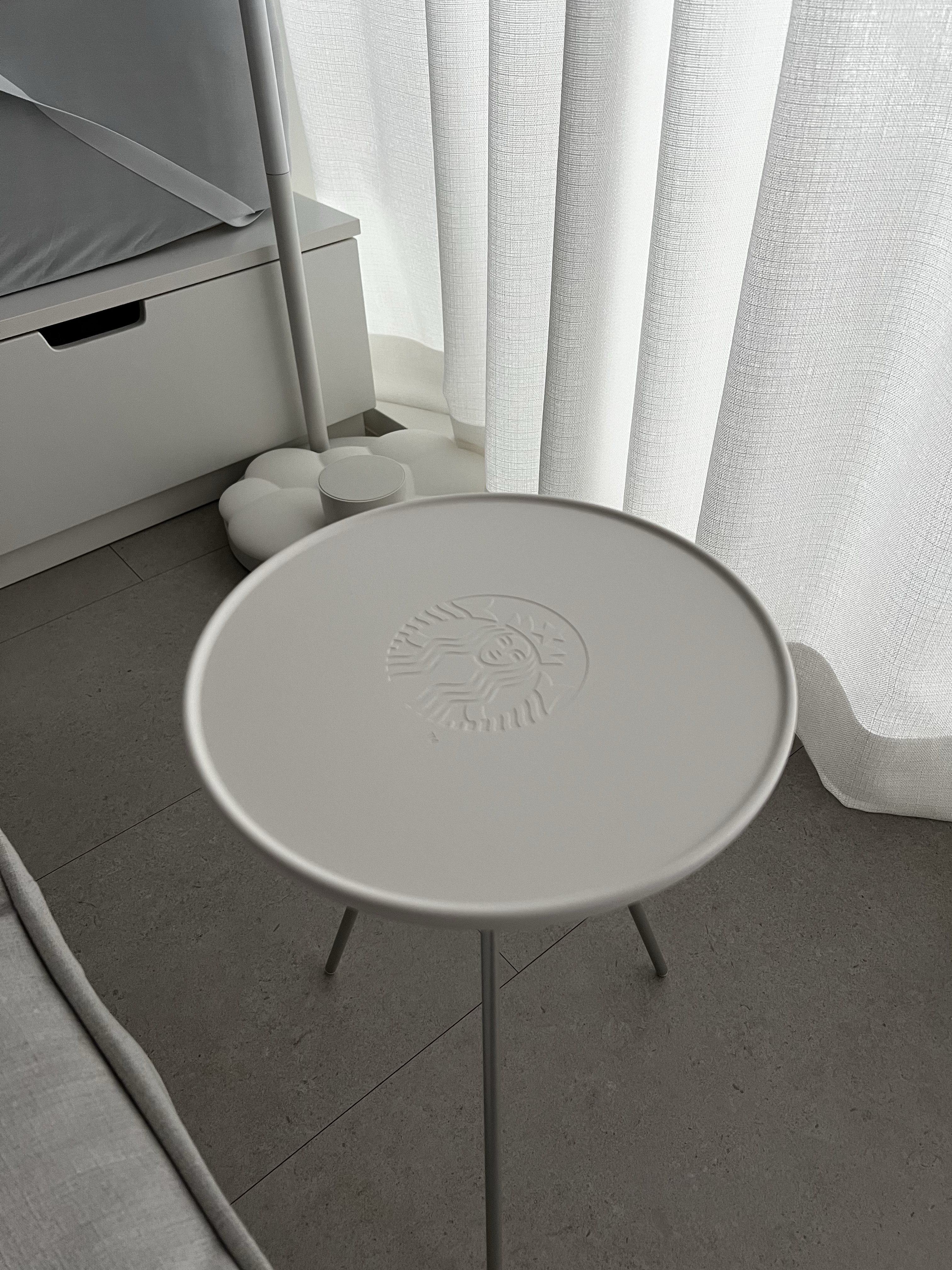 Starbucks x Helinox Side Table Ivory 착용 스타일 - 3