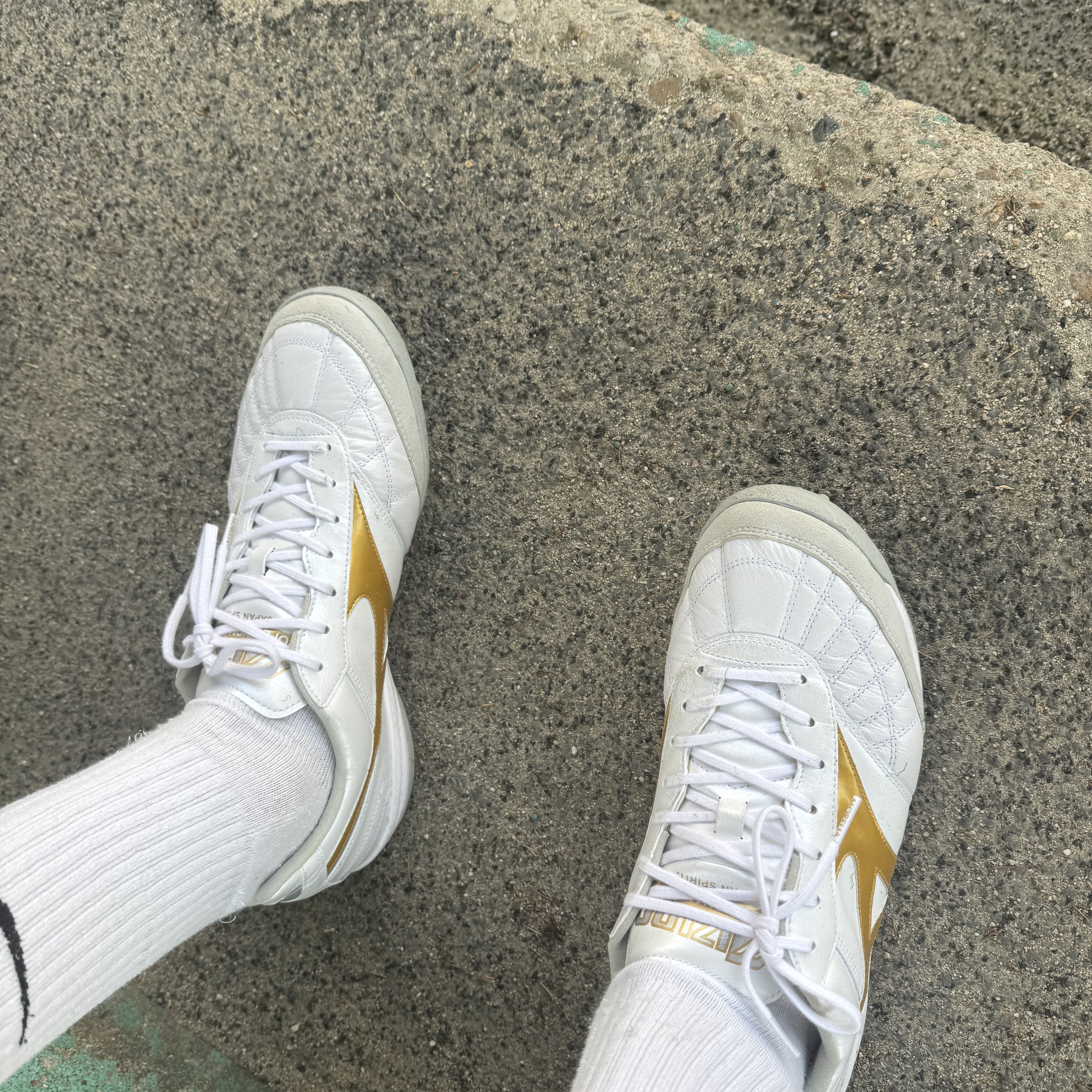 Mizuno Morelia Sala Japan TF Super White Pearl Gold 착용 스타일