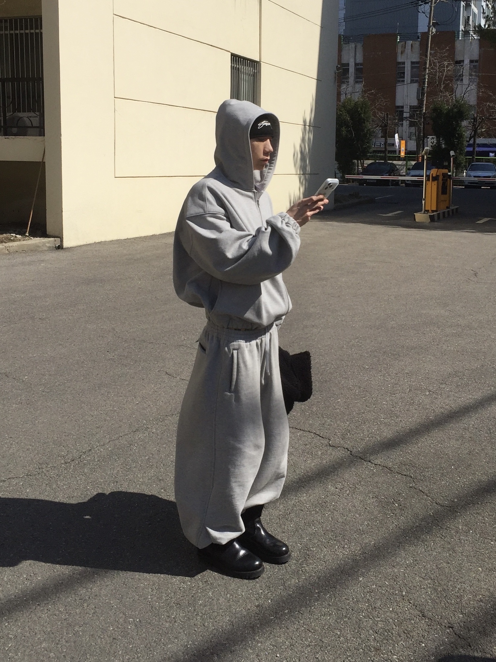 Stussy Skullcap Chain Stitch Rolled Edge Black, Our Legacy x Stussy Work Shop Work Boot Black Leather 착용 스타일 - 1