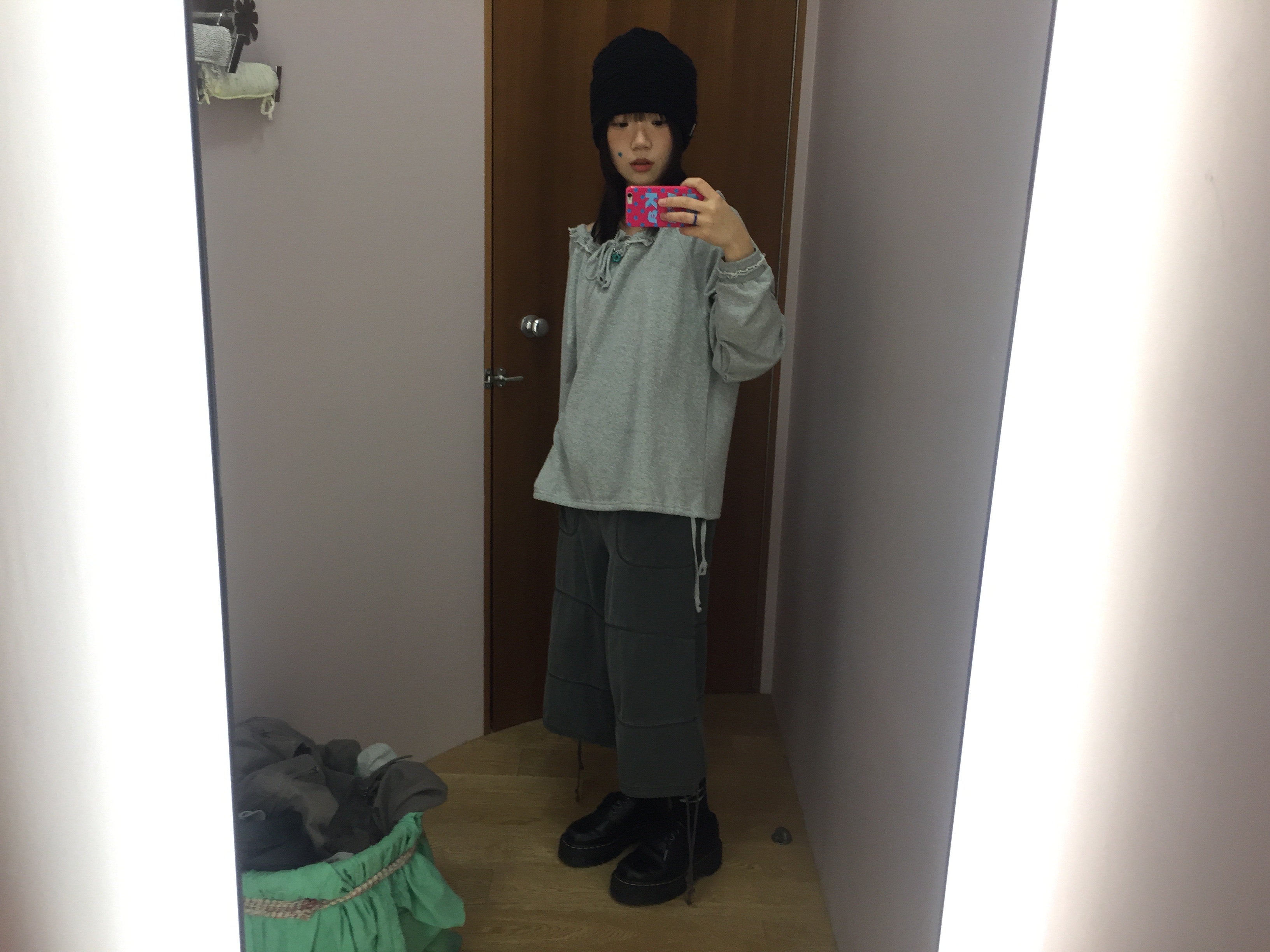 Dr. Martens 1461 Smooth Black, COYSEIO Drawstring Long Sleeve Melange Grey 착용 스타일 - 1