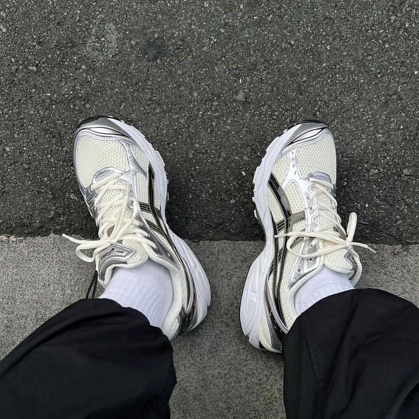 Asics Gel-Kayano 14 White Graphite Grey, Salomon Trailblazer 30 Black 착용 스타일 - 1