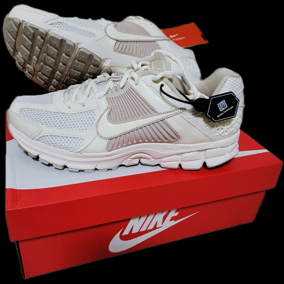 (W) Nike Zoom Vomero 5 Pale Ivory Sanddrift 착용 스타일 - 1