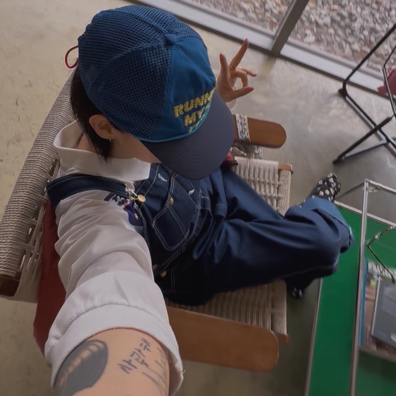 Alex Zono Running Is My Best Friend Trucker Blue 착용 스타일 - 1