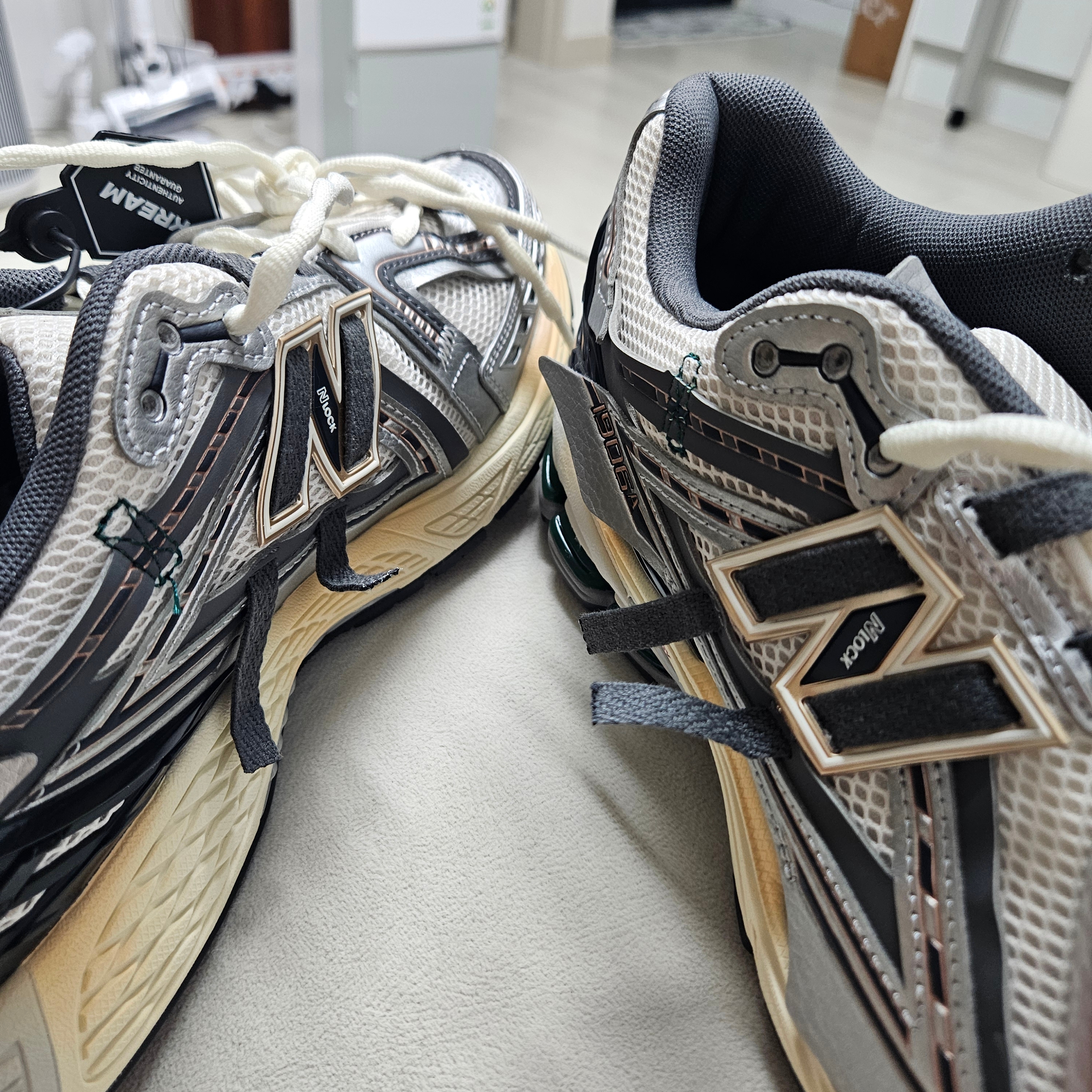 New Balance 1906A Silver Metallic Castlerock 착용 스타일 - 3