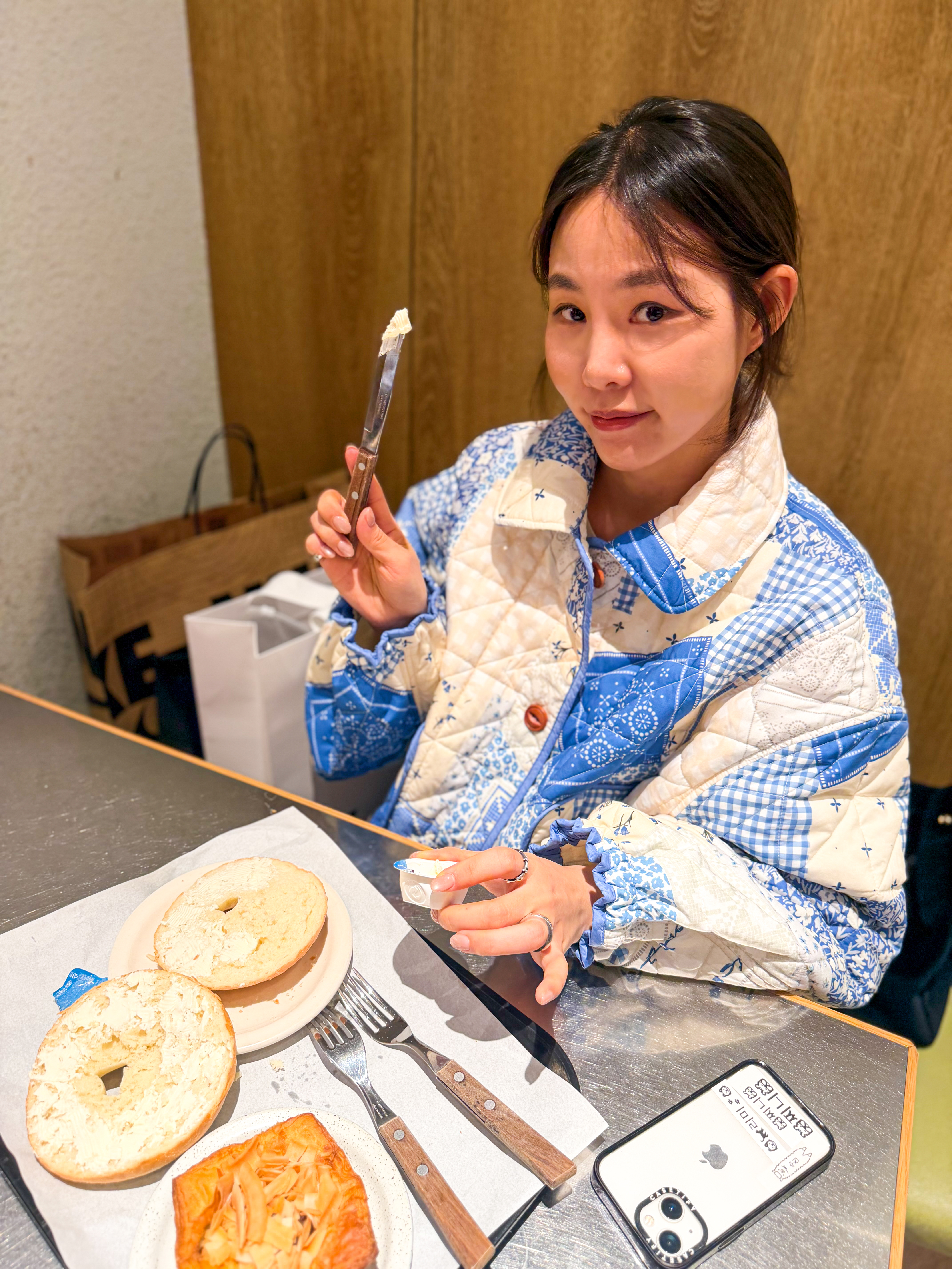 Vivienne Westwood Velvet Archive Medium Yasmine Hand Bag Black 착용 스타일 - 5