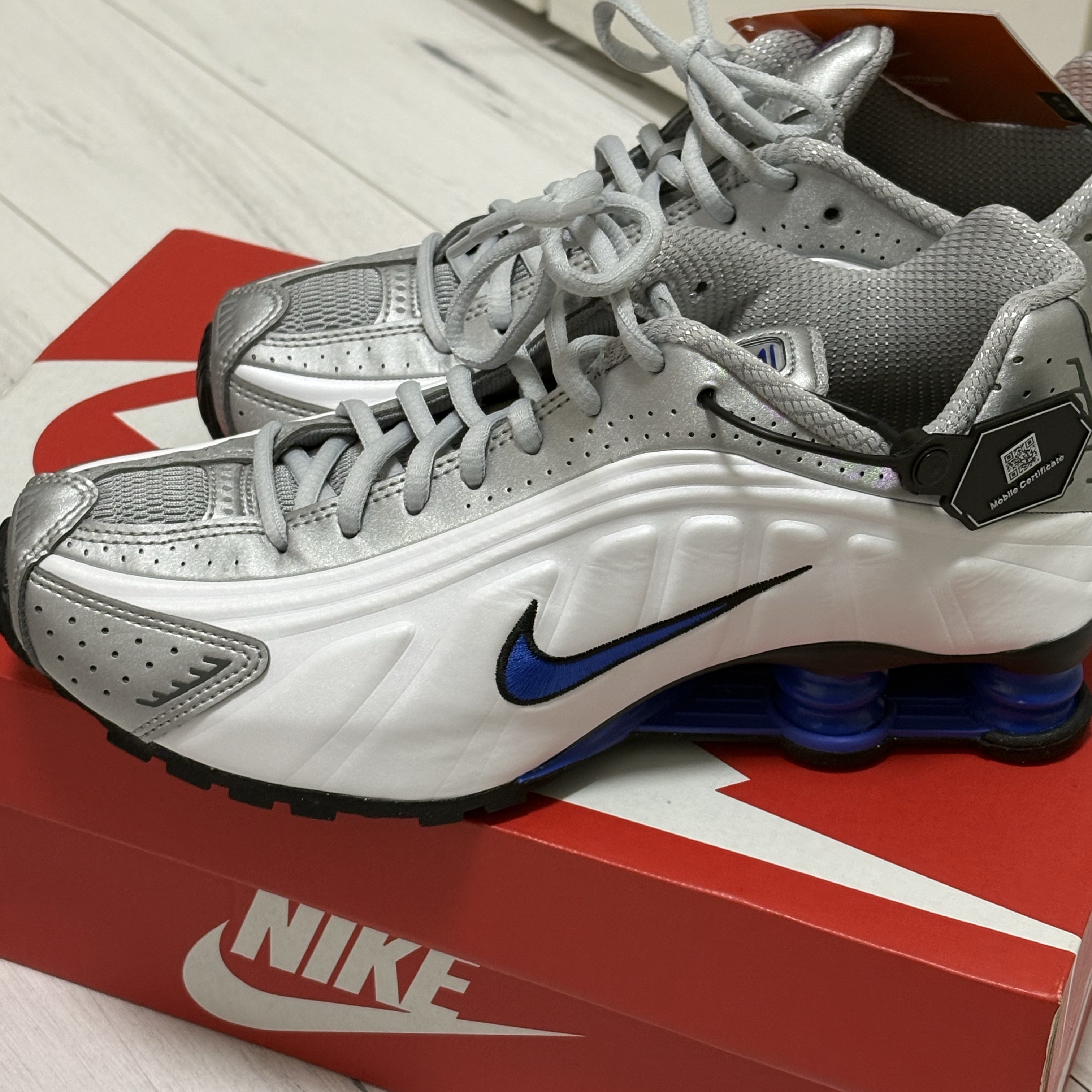 Nike Shox R4 White Racer Blue 착용 스타일