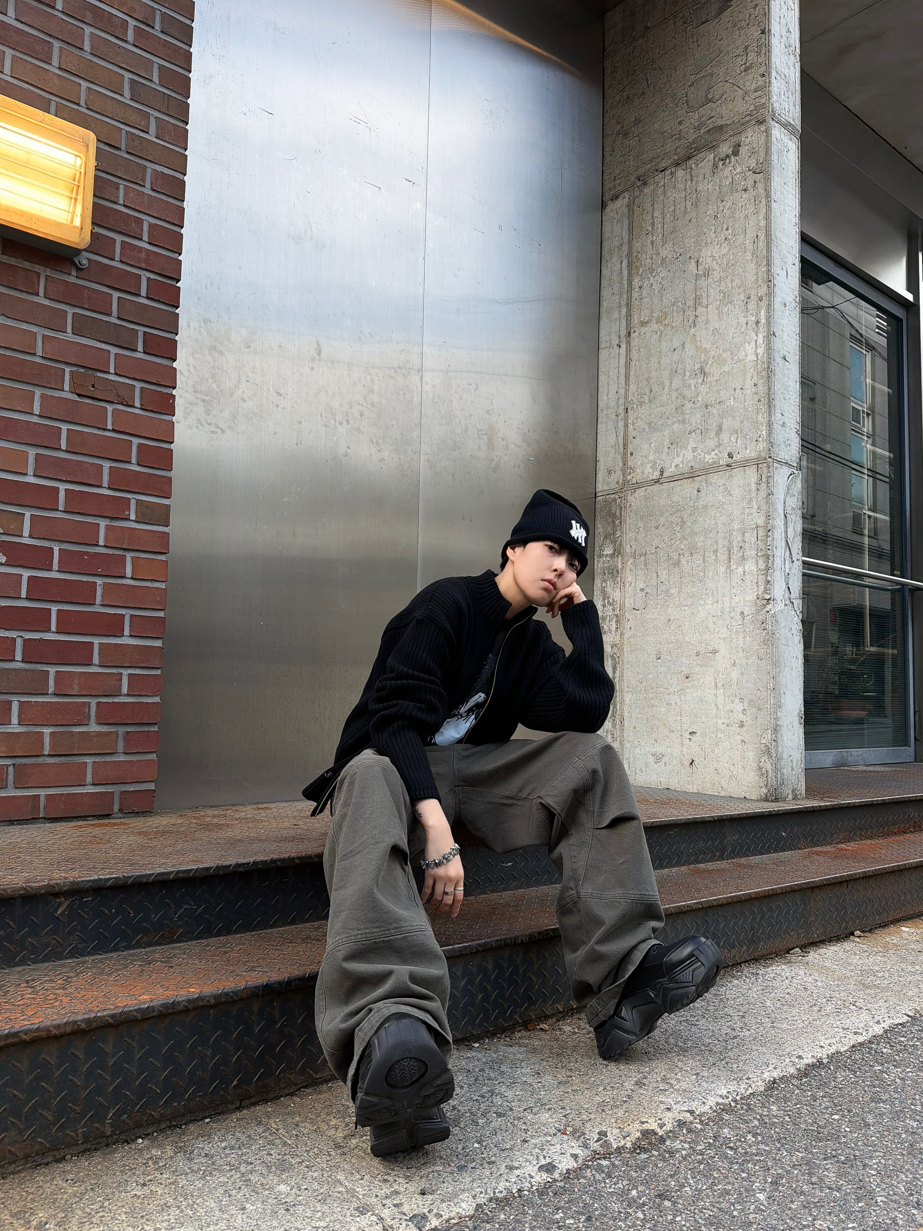 Farfromwhat Far High Neck Rib Knit Zip-Up_Black, Farfromwhat Far Double Waist Pants 착용 스타일 - 4