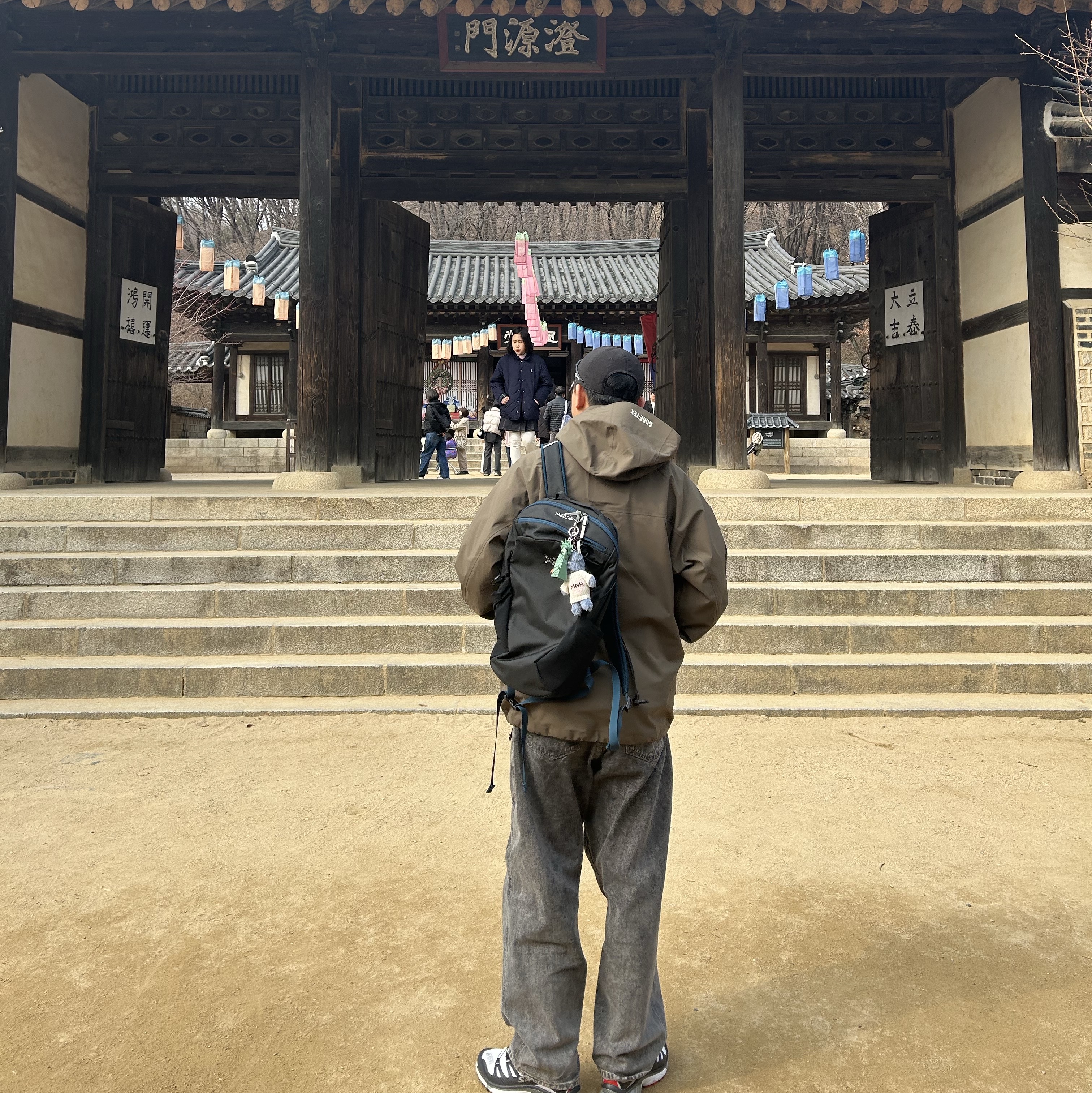 Thisisneverthat x GD Gore-Tex Windstopper 3L Iconography Jacket Mud, IAB Studio x Stranger Things HFC Crewneck Gray 착용 스타일 - 5