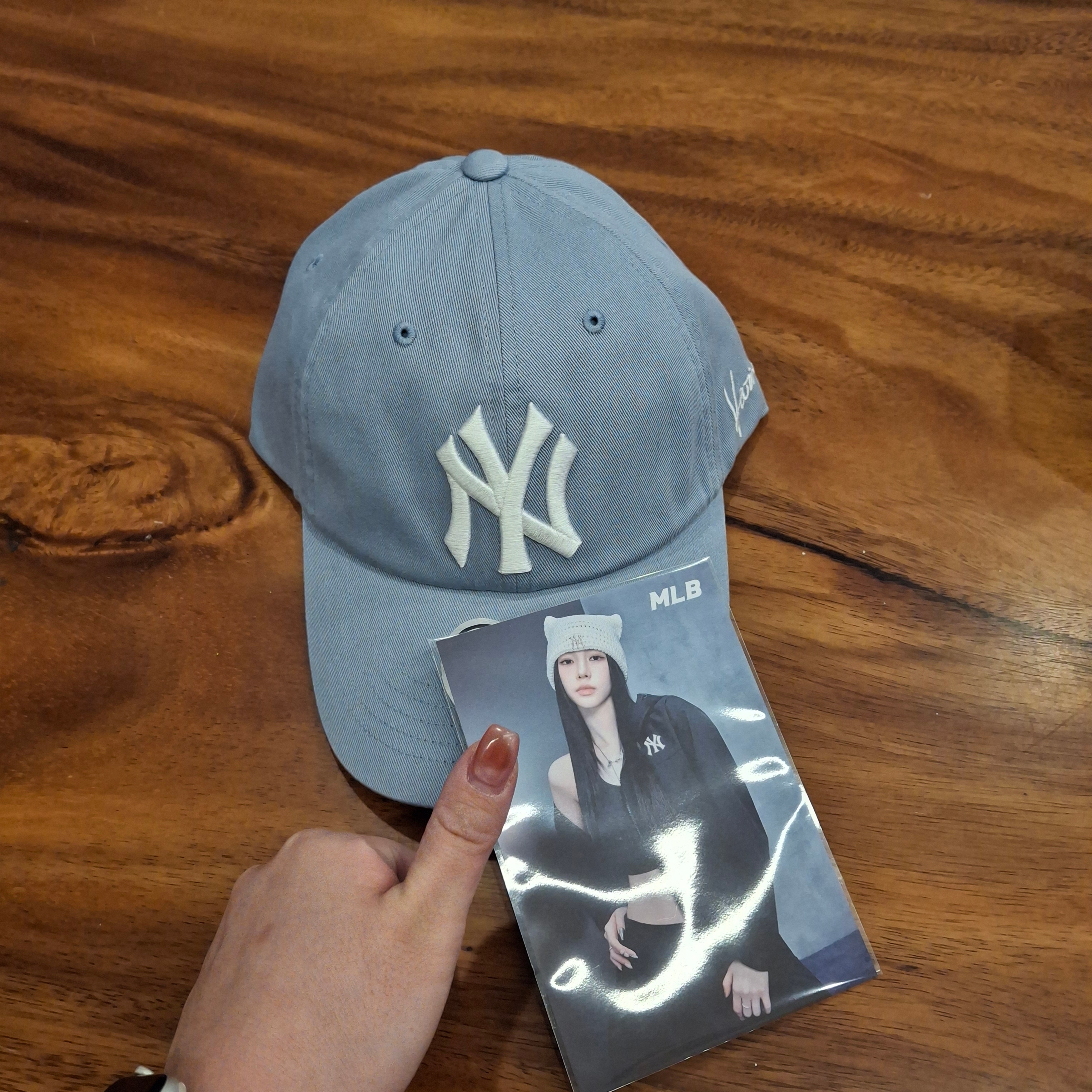 MLB x Karina Signature Unstructured Ball Cap Sky Blue 착용 스타일 - 1