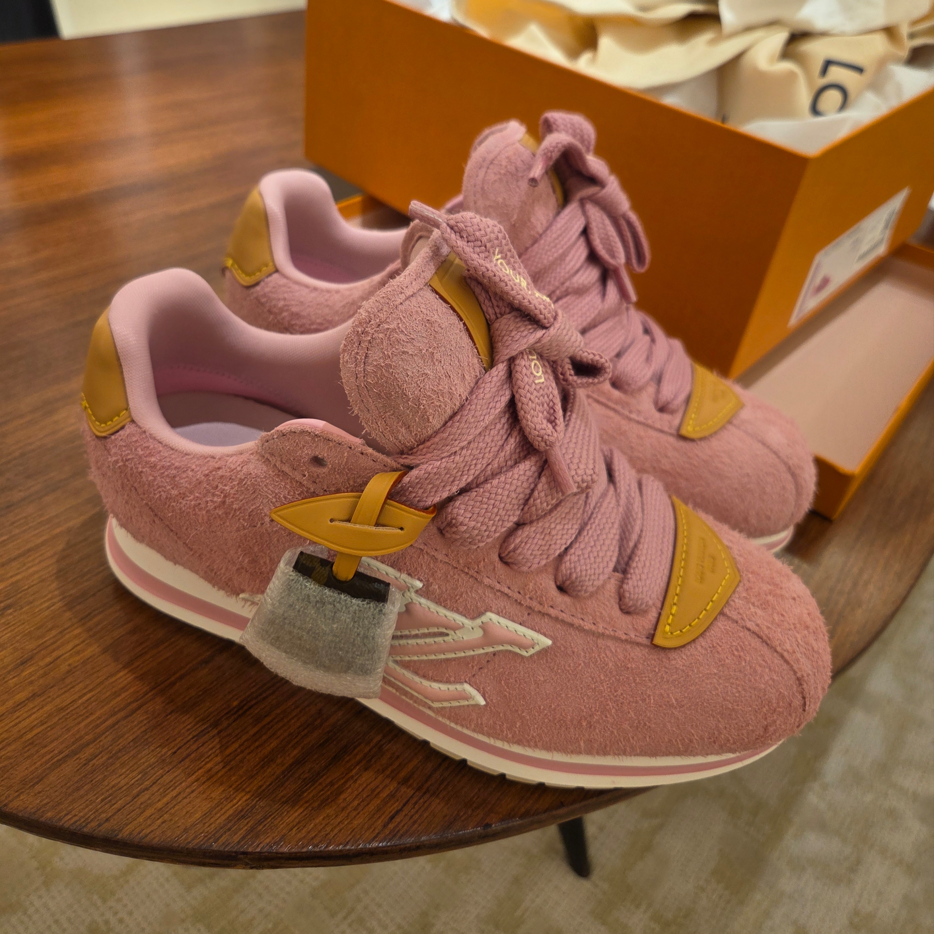 Louis Vuitton x J-Hope LV Buttersoft Sneakers Pink 착용 스타일 - 1