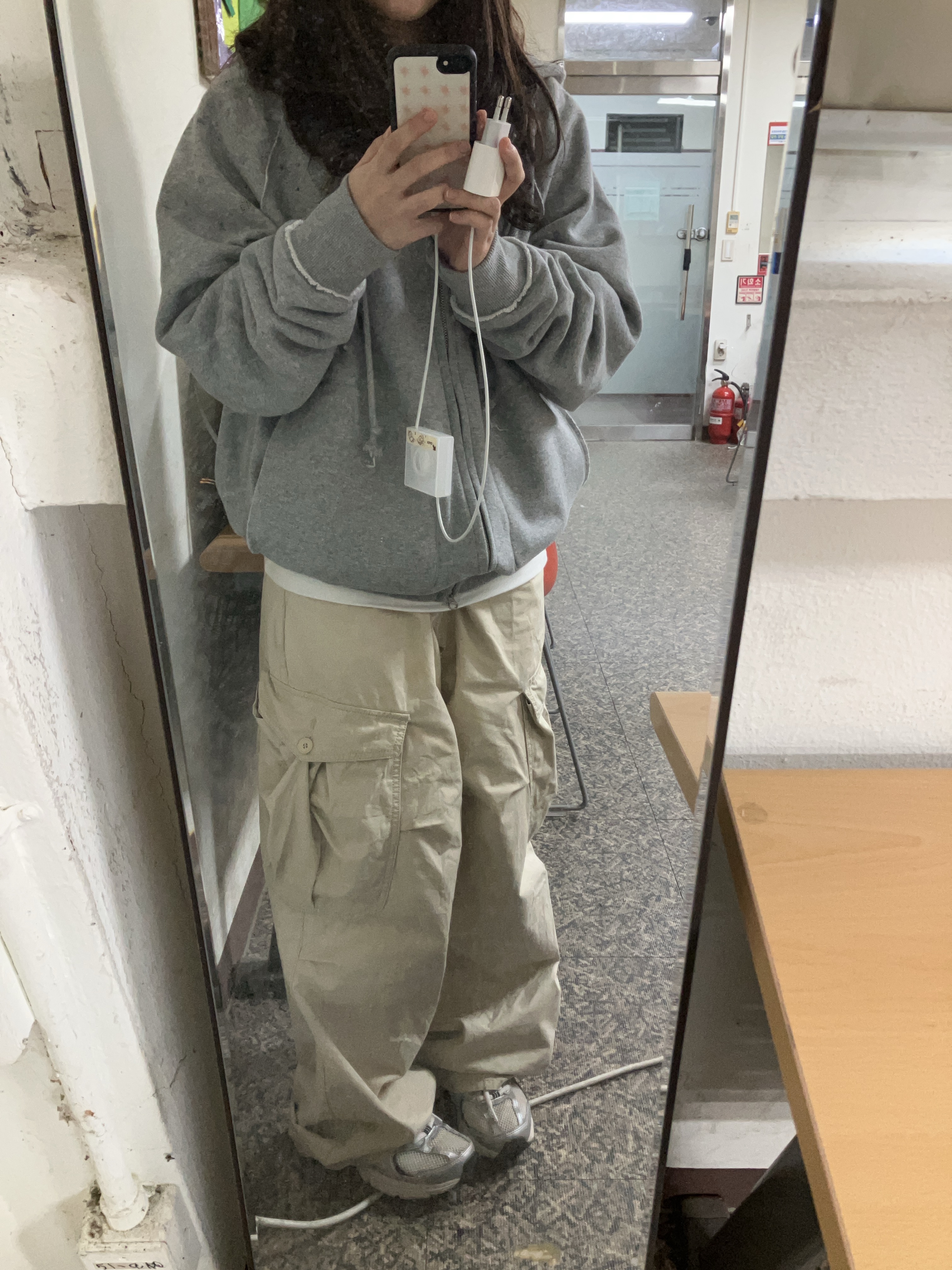 Deus Ex Machina Seoul College Long Sleeve T-Shirt White, New Balance 530 Steel Grey 착용 스타일 - 3
