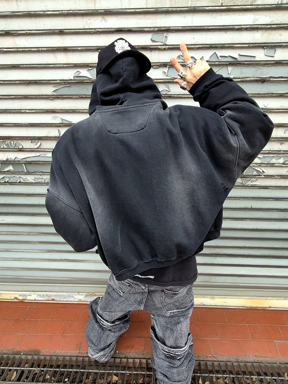 Chrome Hearts Dagger Denim Baseball Hat Black White, ROARINGRAD Washed Flip Knee Denim Pants Black 착용 스타일 - 2