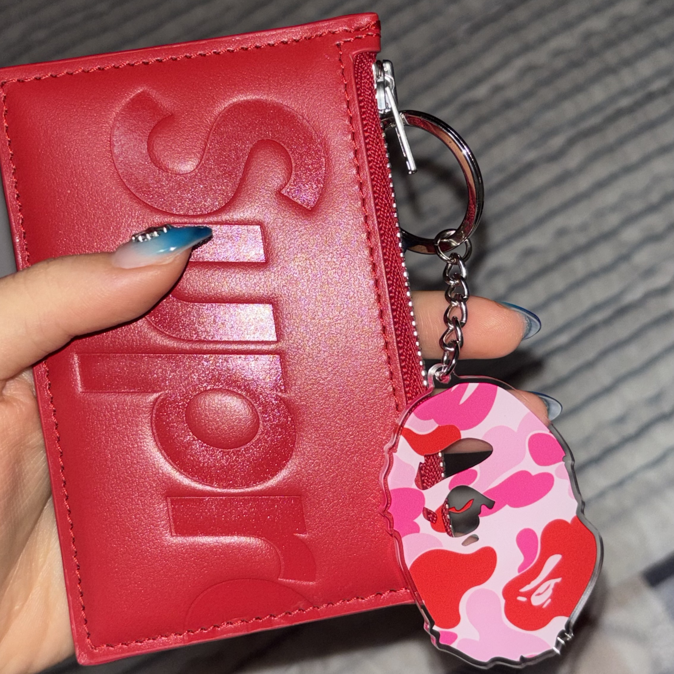 BAPE ABC Camo Ape Head Acrylic Keychain Pink, Supreme Leather Zip Card Holder Red 착용 스타일 - 2