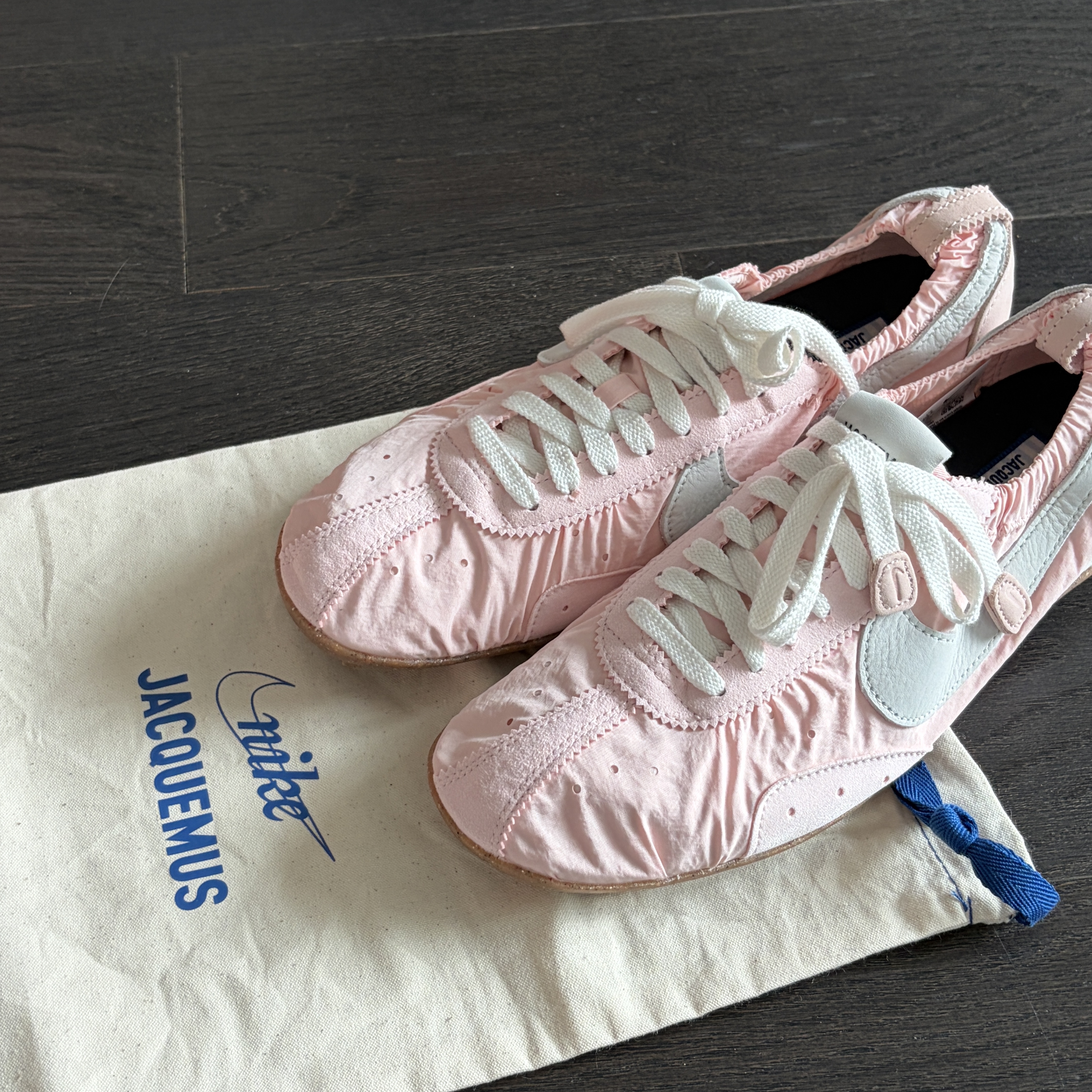 Nike x Jacquemus Moon Shoe SP Aluminum Pink Sail 착용 스타일