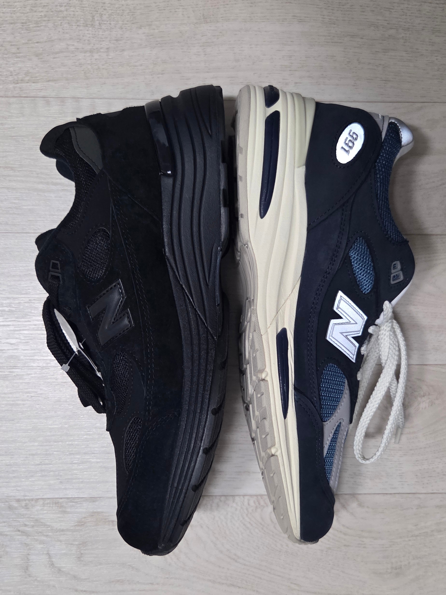 New Balance 991v2 Made in UK Total Eclipse Indian Teal, New Balance 2002R Premium Vintage Grey 착용 스타일 - 5