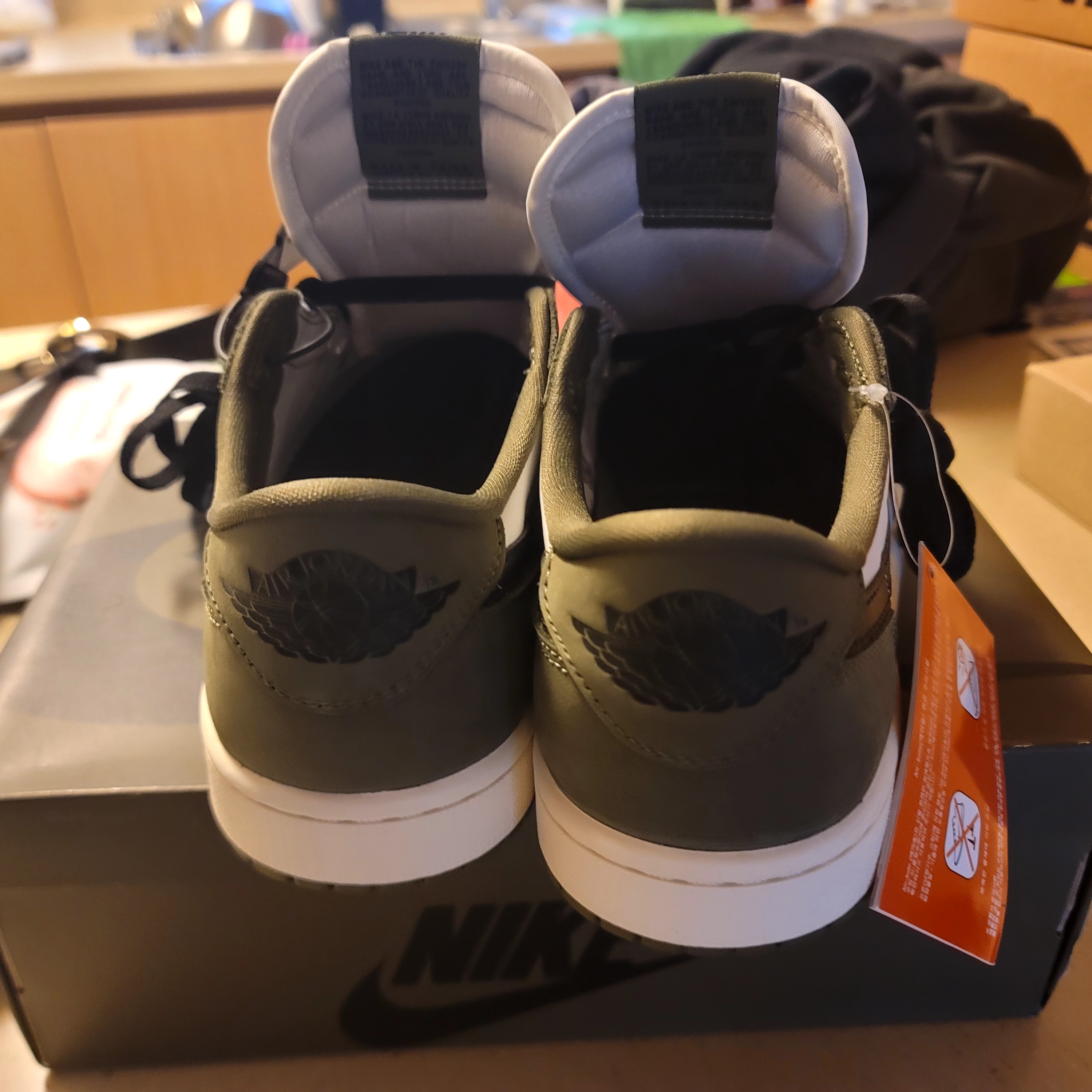 Jordan 1 Retro Low OG Medium Olive and Summit White 착용 스타일 - 4
