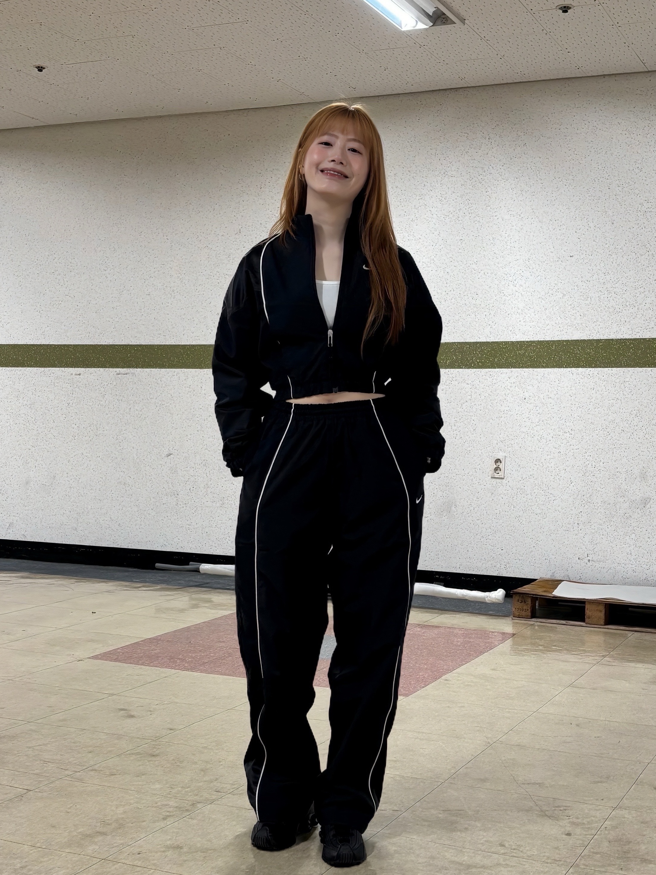 (W) Nike Shox R4 Black, (W) Nike Shrunken Tracksuit Jacket Black 착용 스타일 - 7