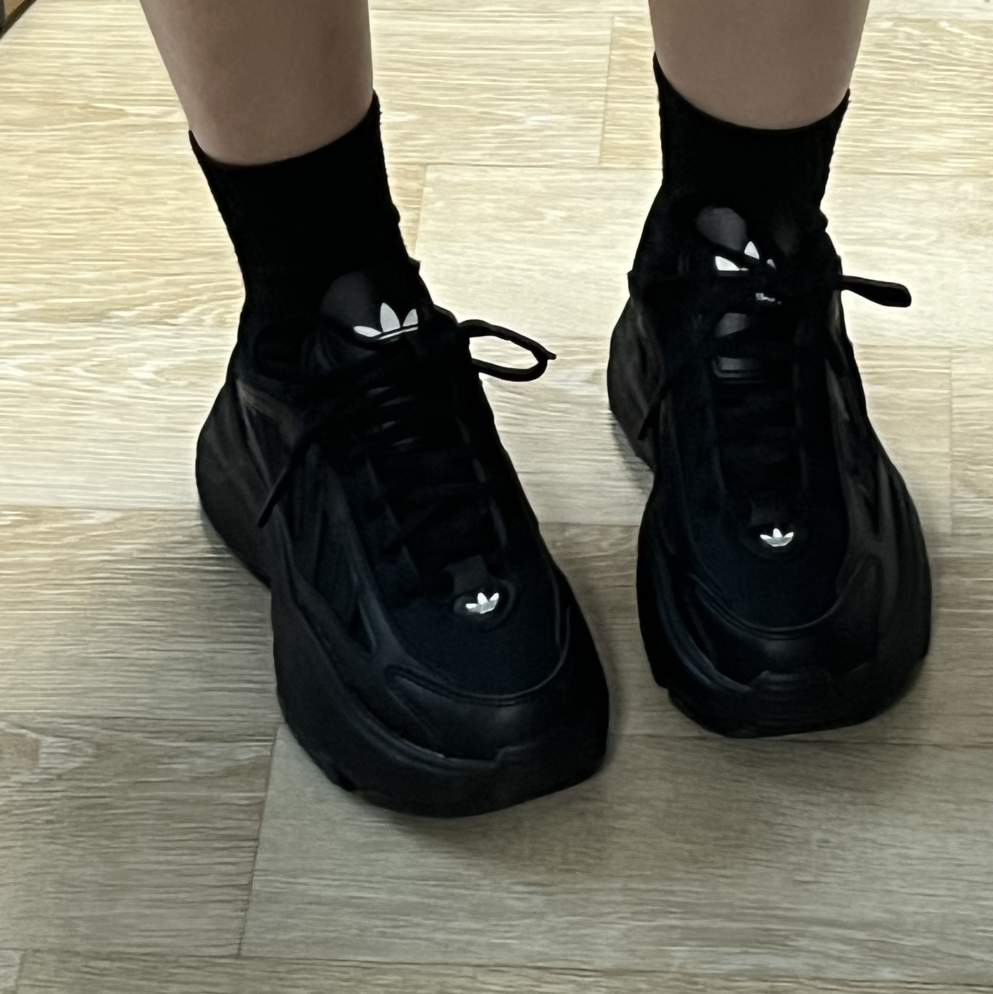 (W) Adidas Ozgaia Core Black 착용 스타일 - 1
