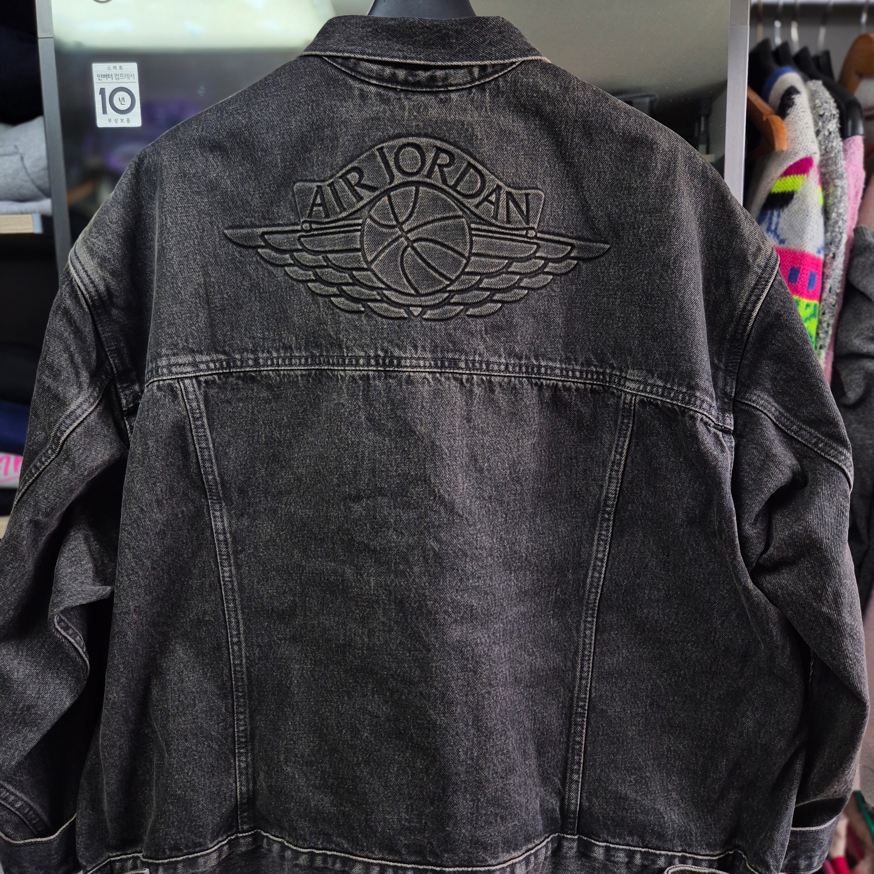 Levi's x Jordan Type III Trucker Black 착용 스타일 - 2