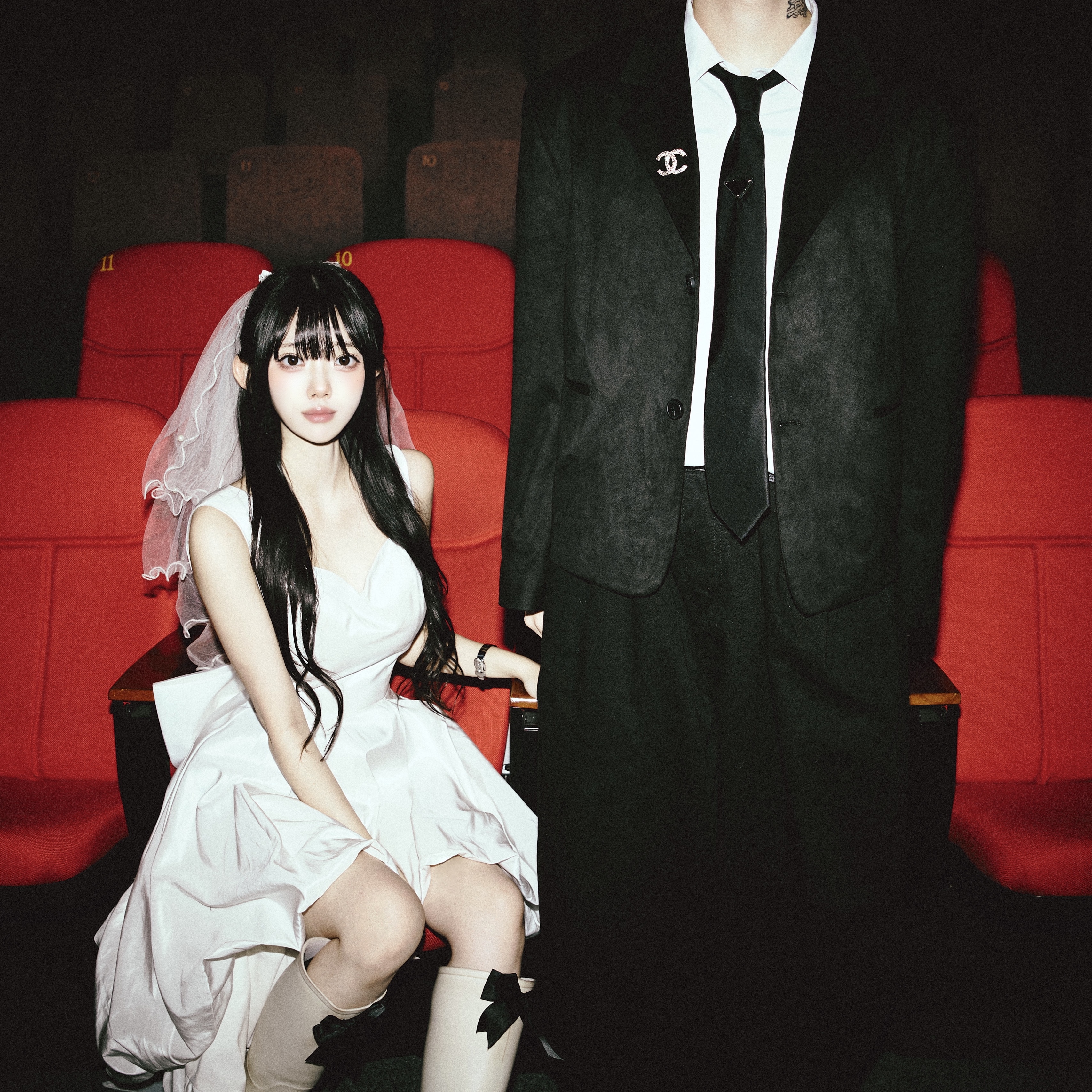 Prada Re-Nylon Gabardine Tie Black, Chanel Brooch Bijou Metal Glass Pearls Strass & Gold Pearly White Crystal 착용 스타일 - 2