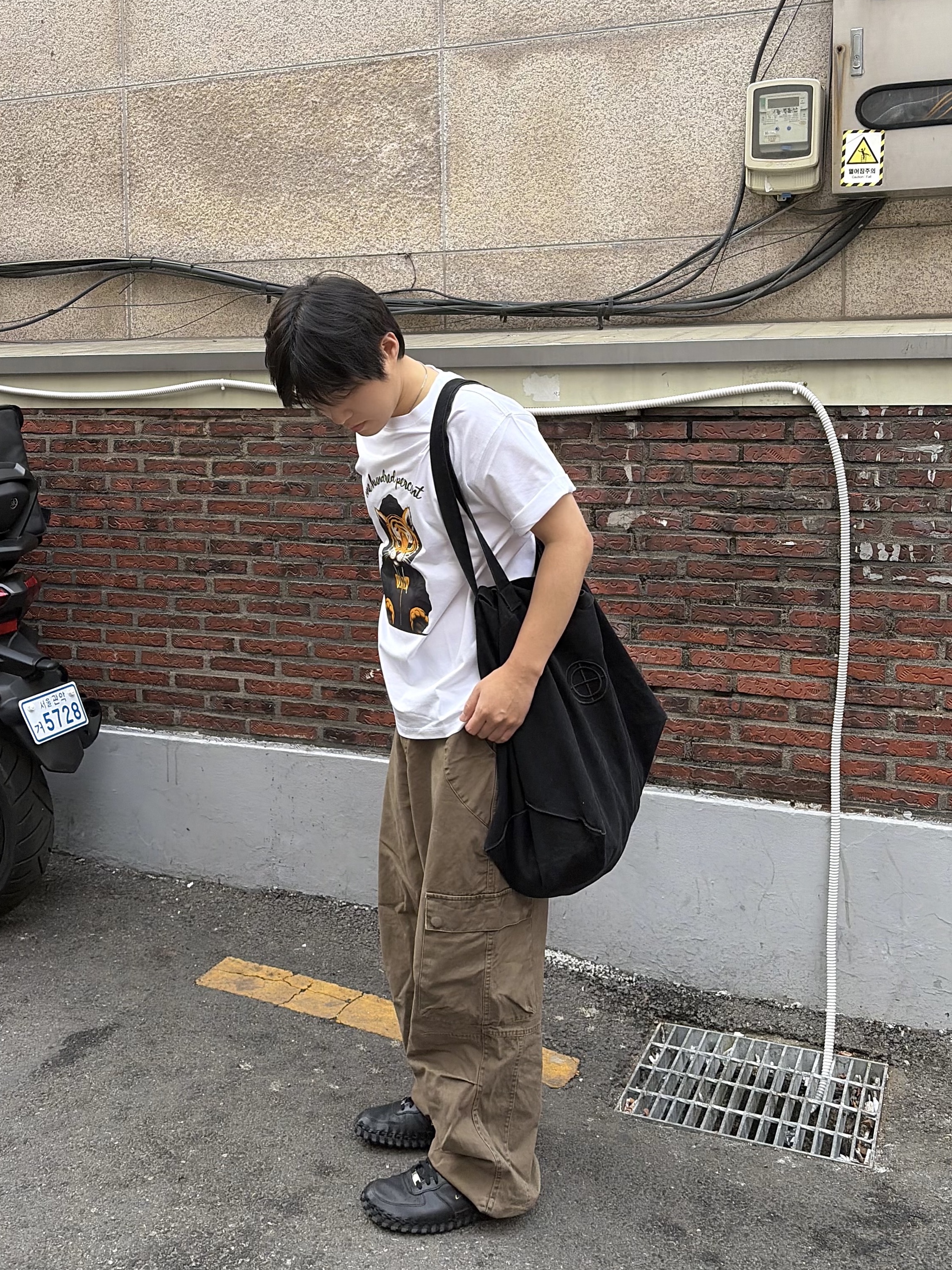 Nike x Jacquemus J Force 1 Low LX SP Black, noun Washed Cargo Pants Khaki 착용 스타일 - 1
