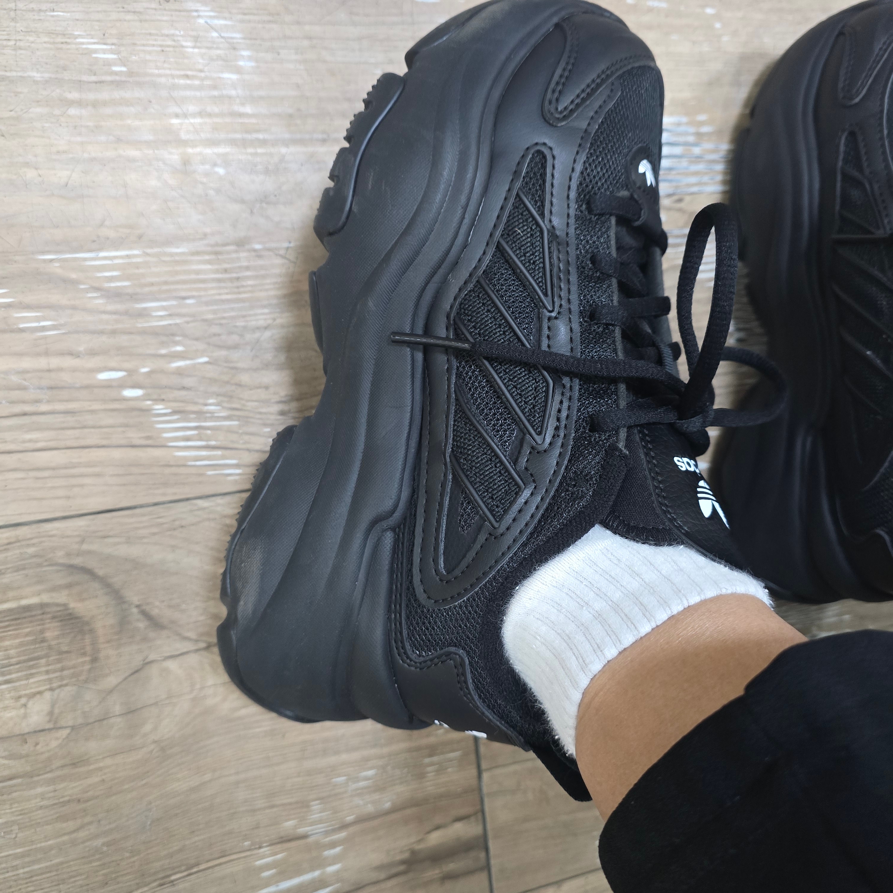 (W) Adidas Ozgaia Triple Black 착용 스타일 - 2