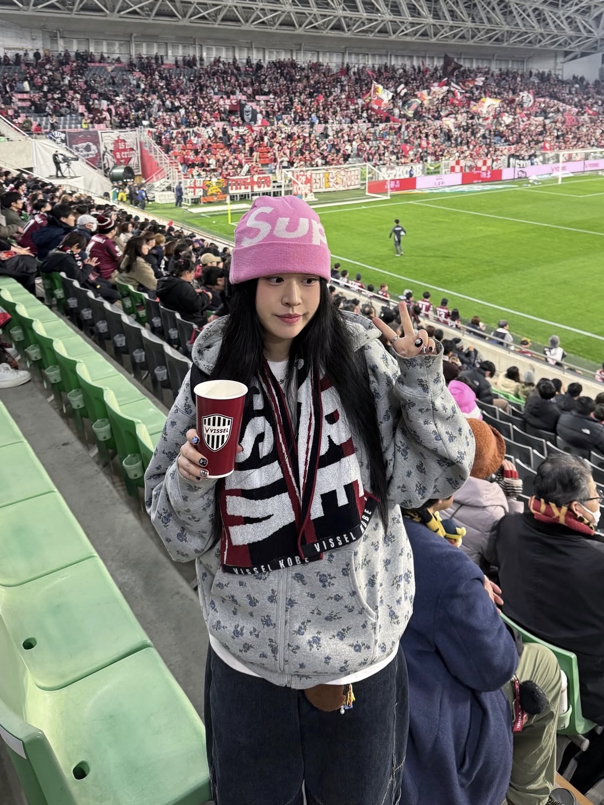 Supreme Small Box Zip Up Hooded Sweatshirt Flowers - 23FW, Supreme Big Logo Beanie Pink - 24FW 착용 스타일