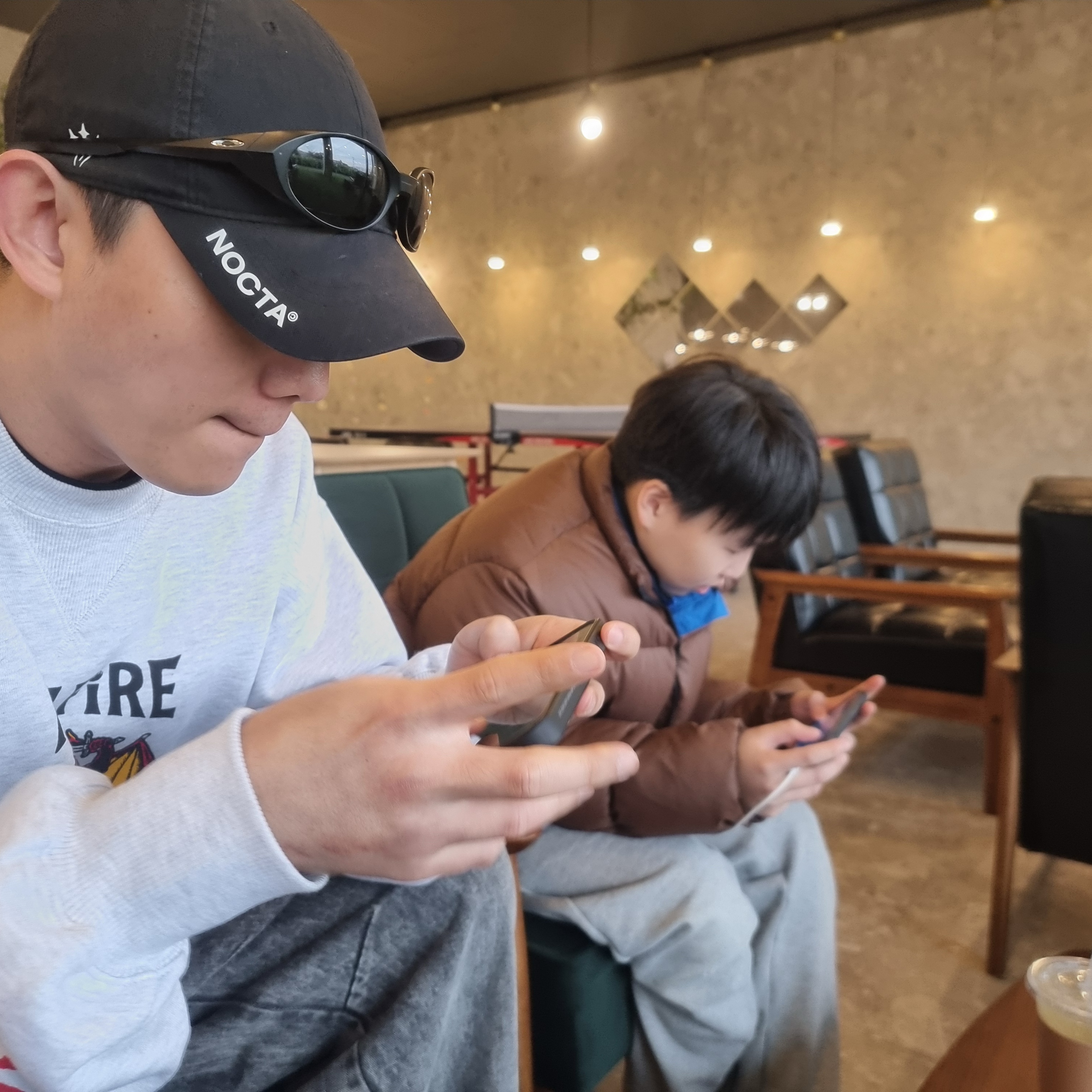 Thisisneverthat x GD Gore-Tex Windstopper 3L Iconography Jacket Mud, IAB Studio x Stranger Things HFC Crewneck Gray 착용 스타일 - 7