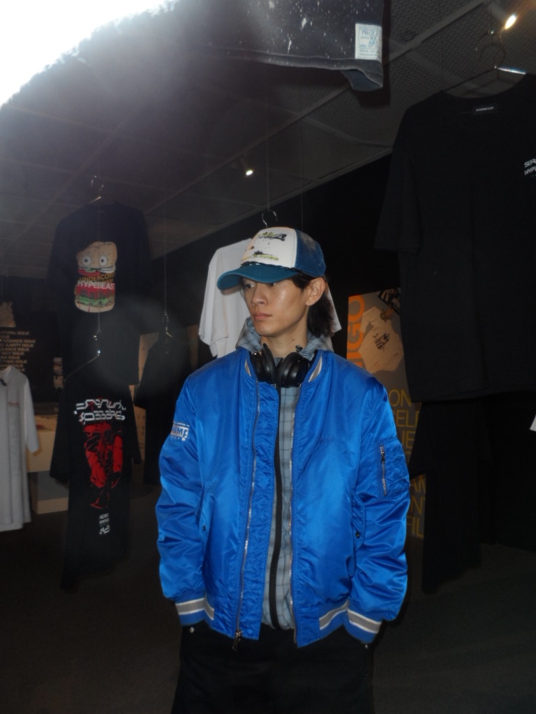 Supreme Second To None MA-1 Jacket Blue - 22SS, Bose QC Ultra Headphones 2nd Gen Triple Black (Korean Ver.) 착용 스타일 - 3