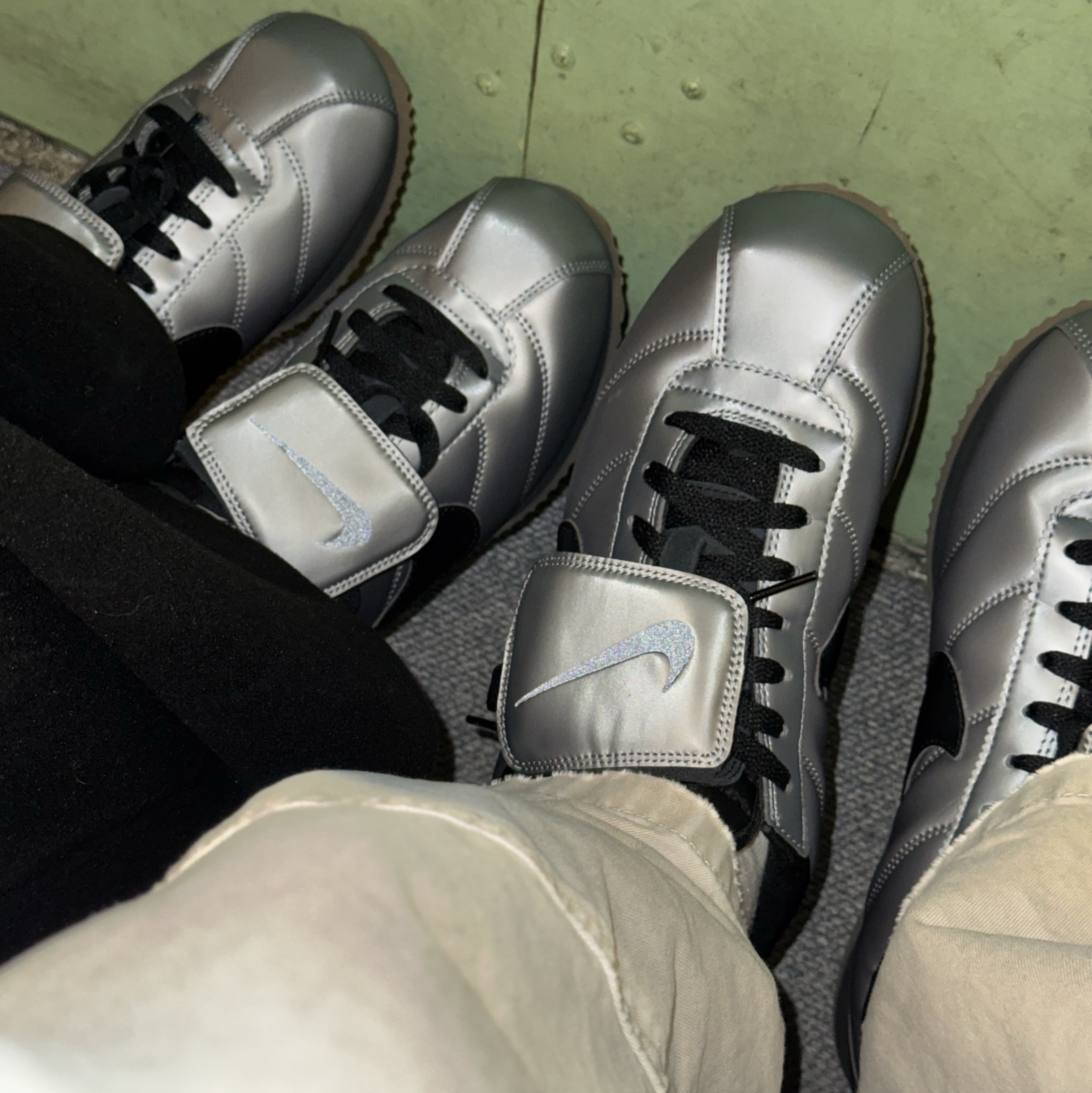 Nike Cortez Leather SE Metallic Cool Grey Black 착용 스타일