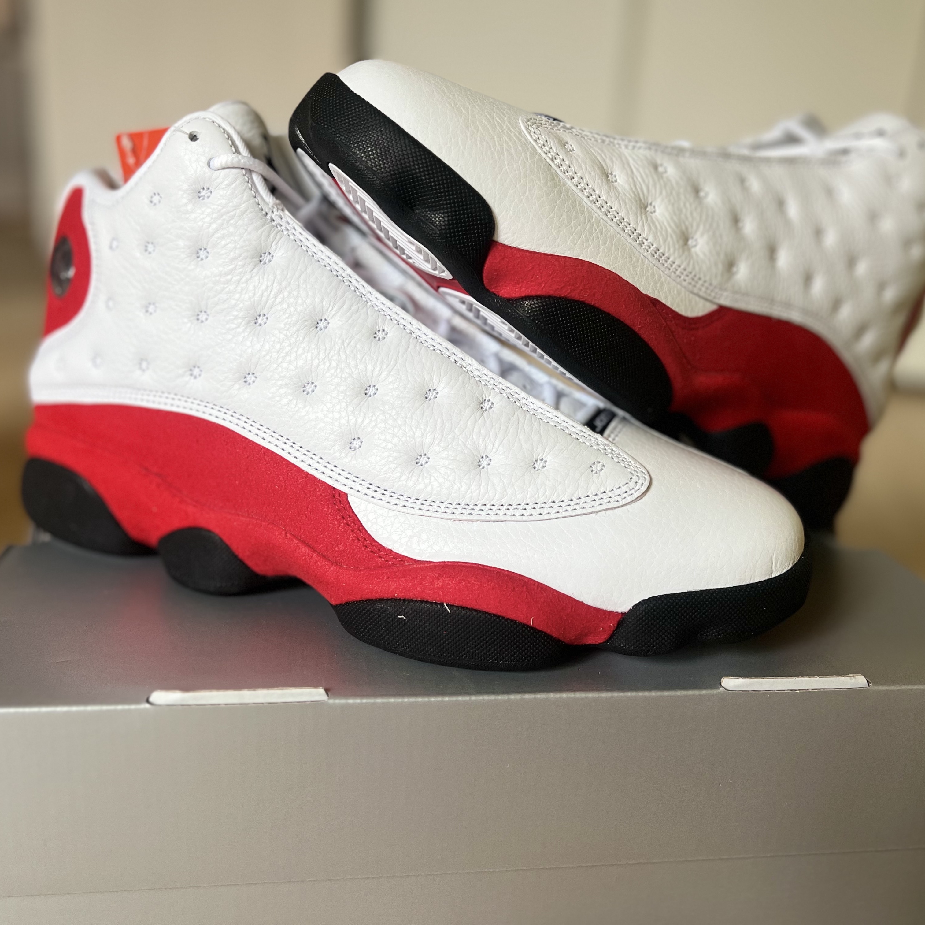 Jordan 13 Retro White and University Red 착용 스타일