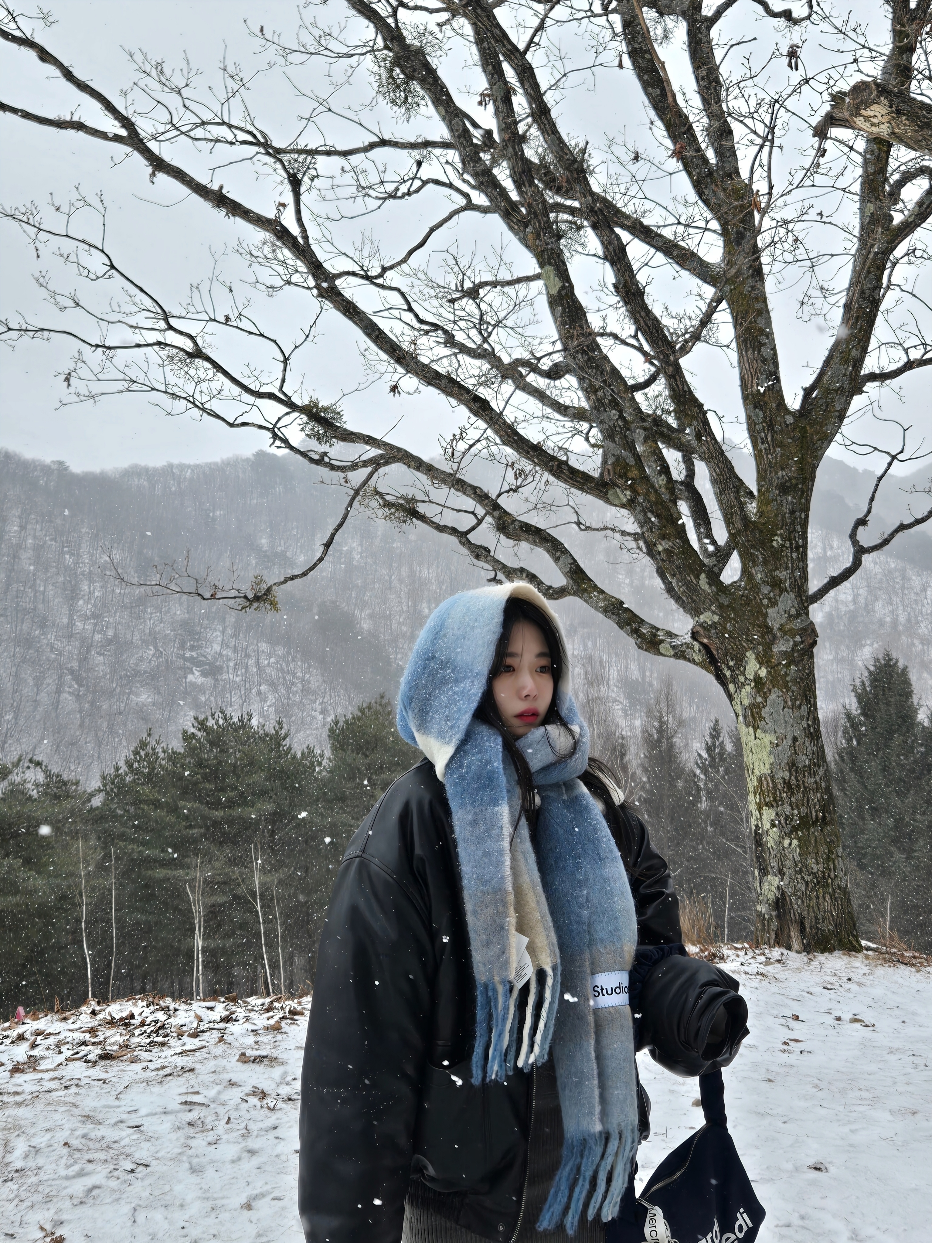 Acne Studios Mohair Check Muffler Pastel Blue Beige 착용 스타일 - 1