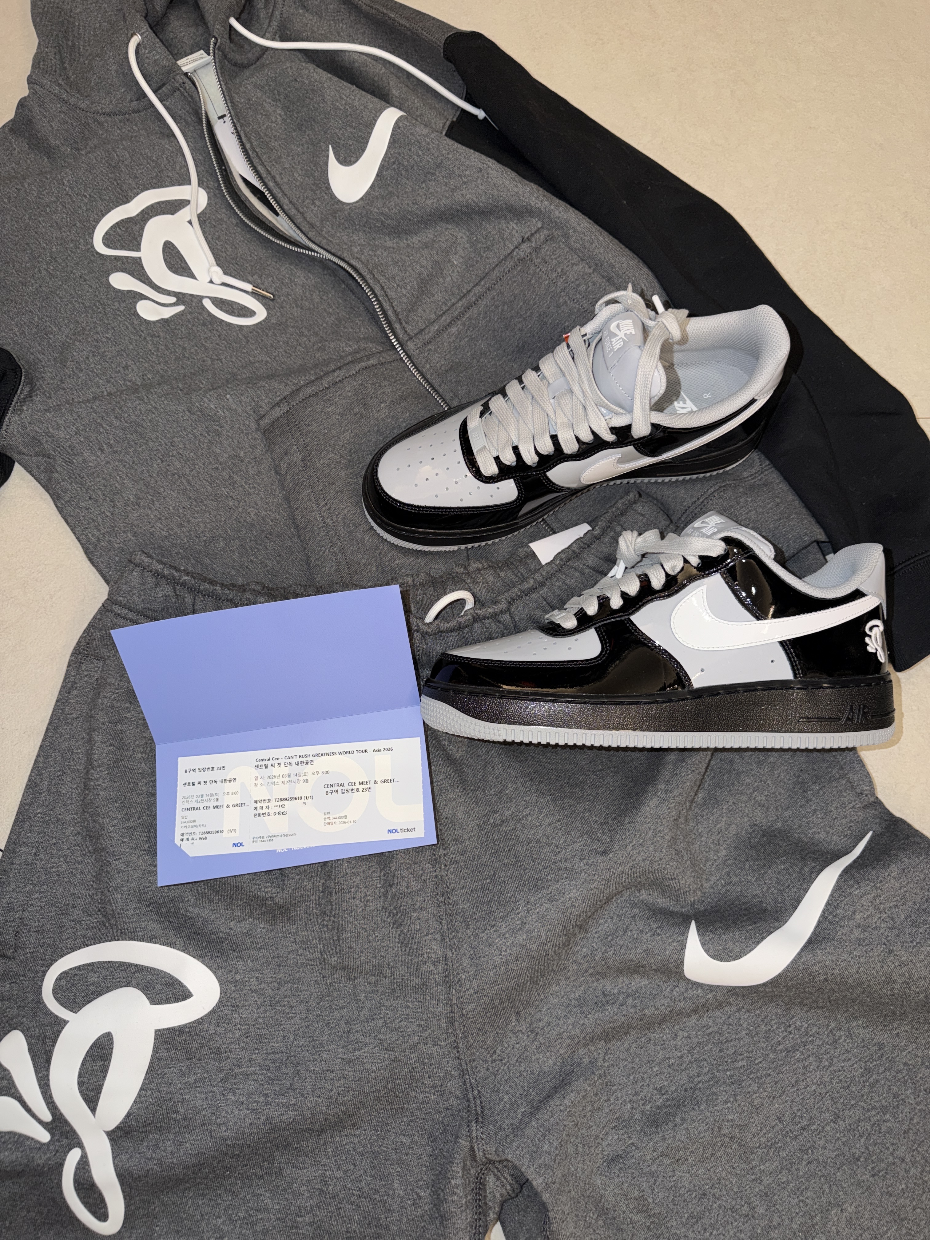 Nike x Syna Air Force 1 '07 Black and Light Smoke Grey, Nike x Syna Solo Swoosh Fleece Full-Zip Hoodie Charcoal Heather (IQ0533-063) 착용 스타일