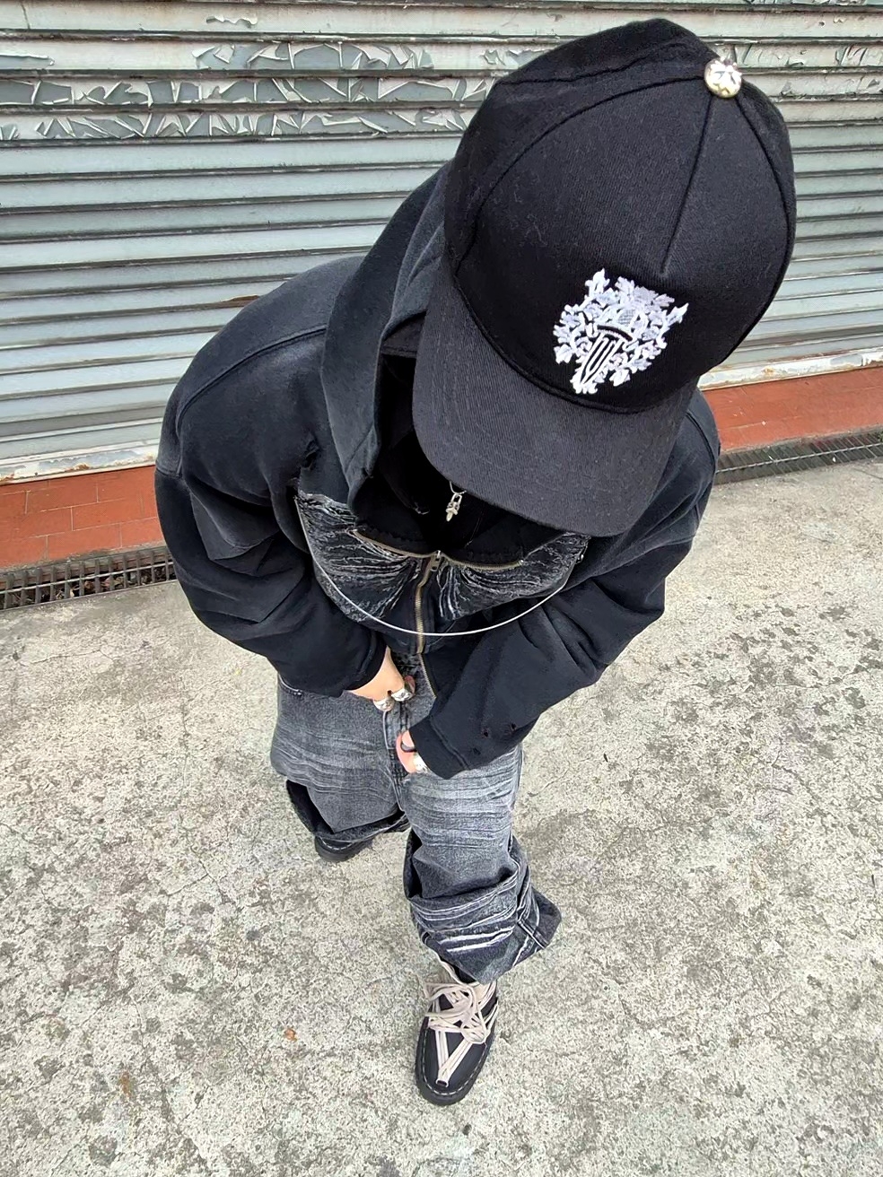 Chrome Hearts Dagger Denim Baseball Hat Black White, Dr. Martens x Rick Owens 1460 Quad Sole Mega Lace Boots Black 착용 스타일 - 2