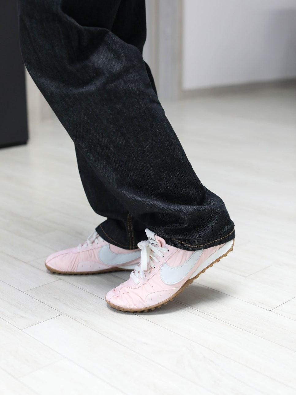 Nike x Jacquemus Moon Shoe SP Aluminum Pink Sail 착용 스타일