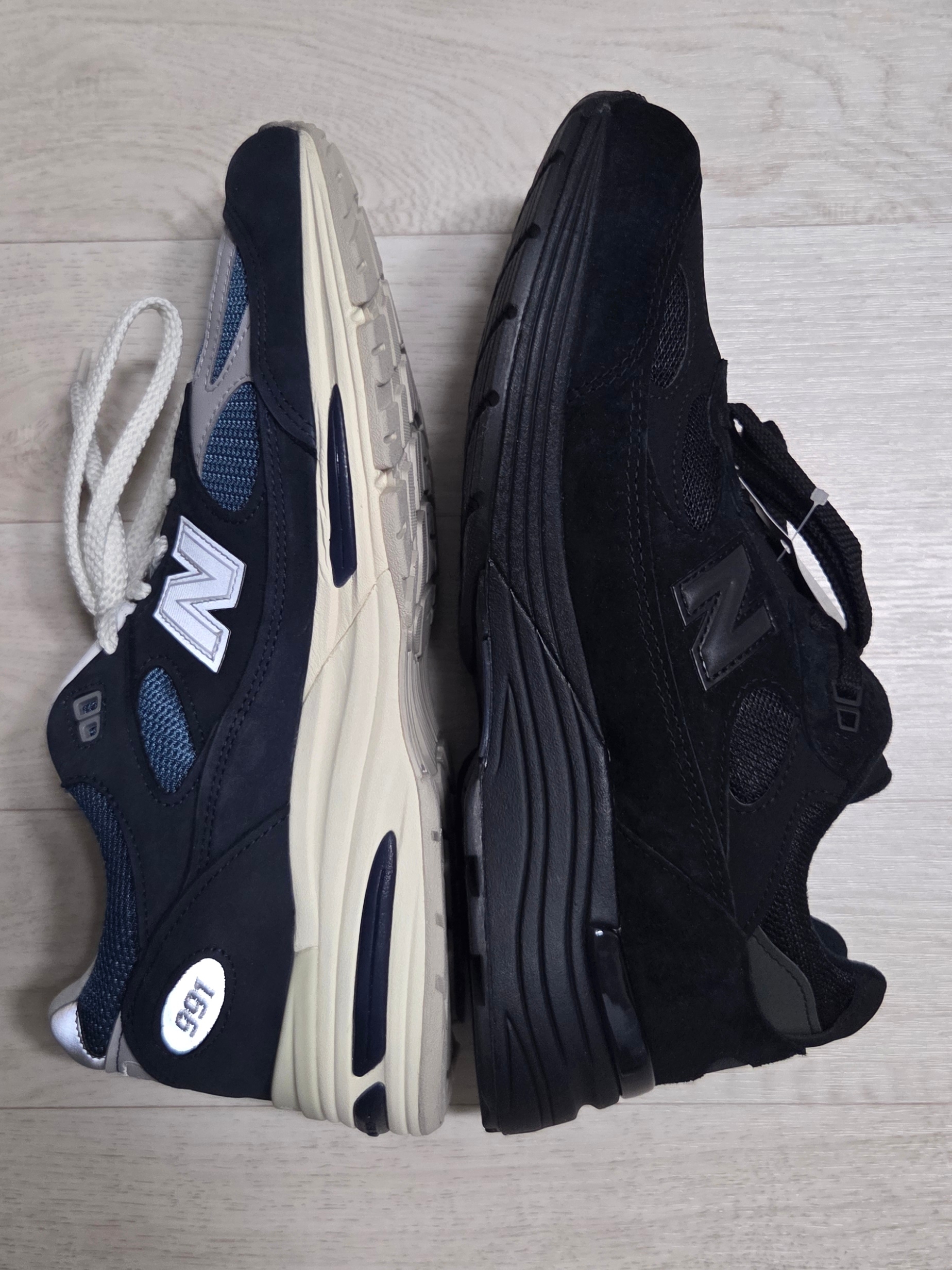 New Balance 991v2 Made in UK Total Eclipse Indian Teal, New Balance 2002R Premium Vintage Grey 착용 스타일 - 6