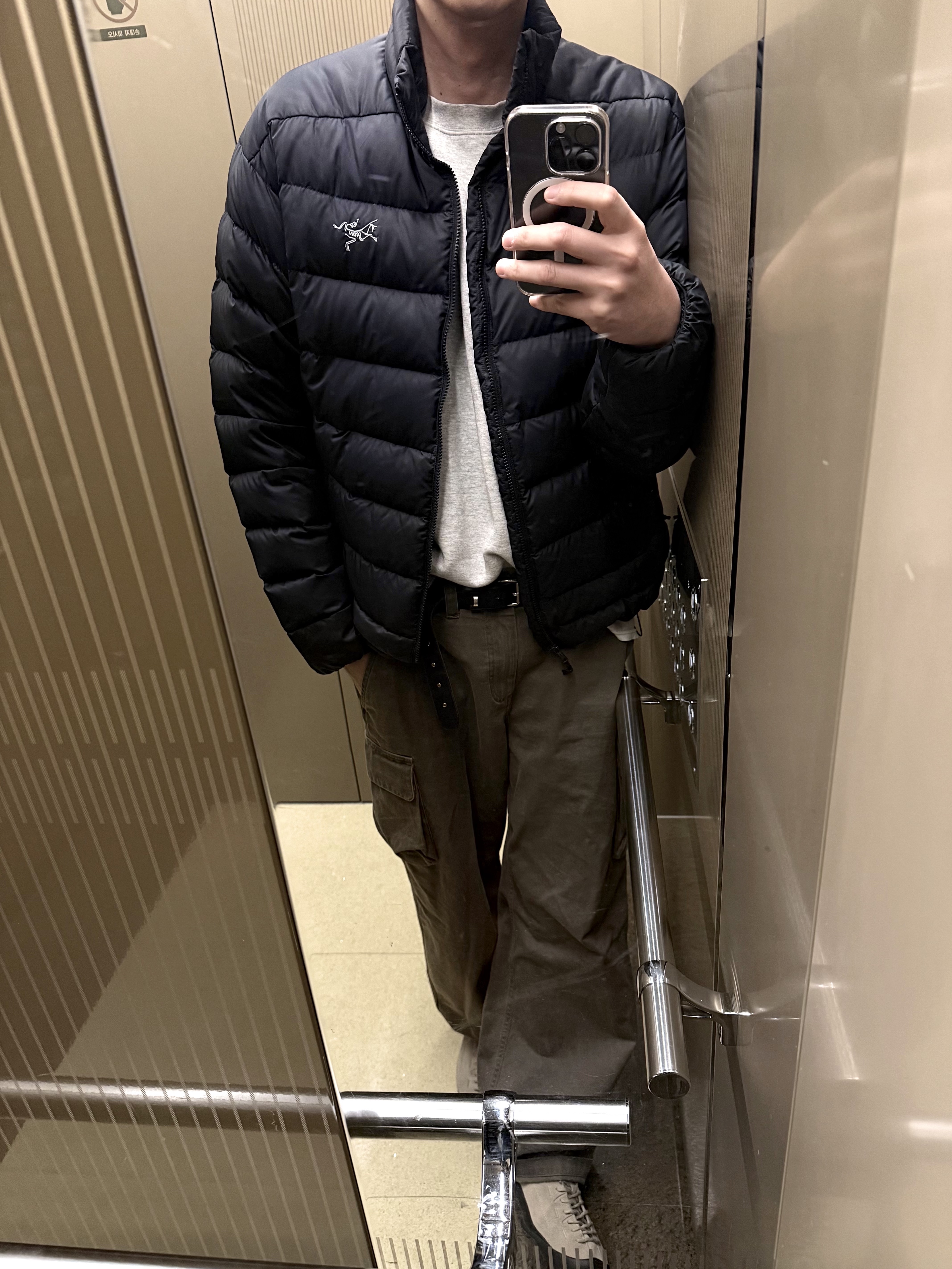 Arc'teryx Thorium Jacket Black, Our Legacy Mount Cargo Ditch Wash Out Twill 착용 스타일