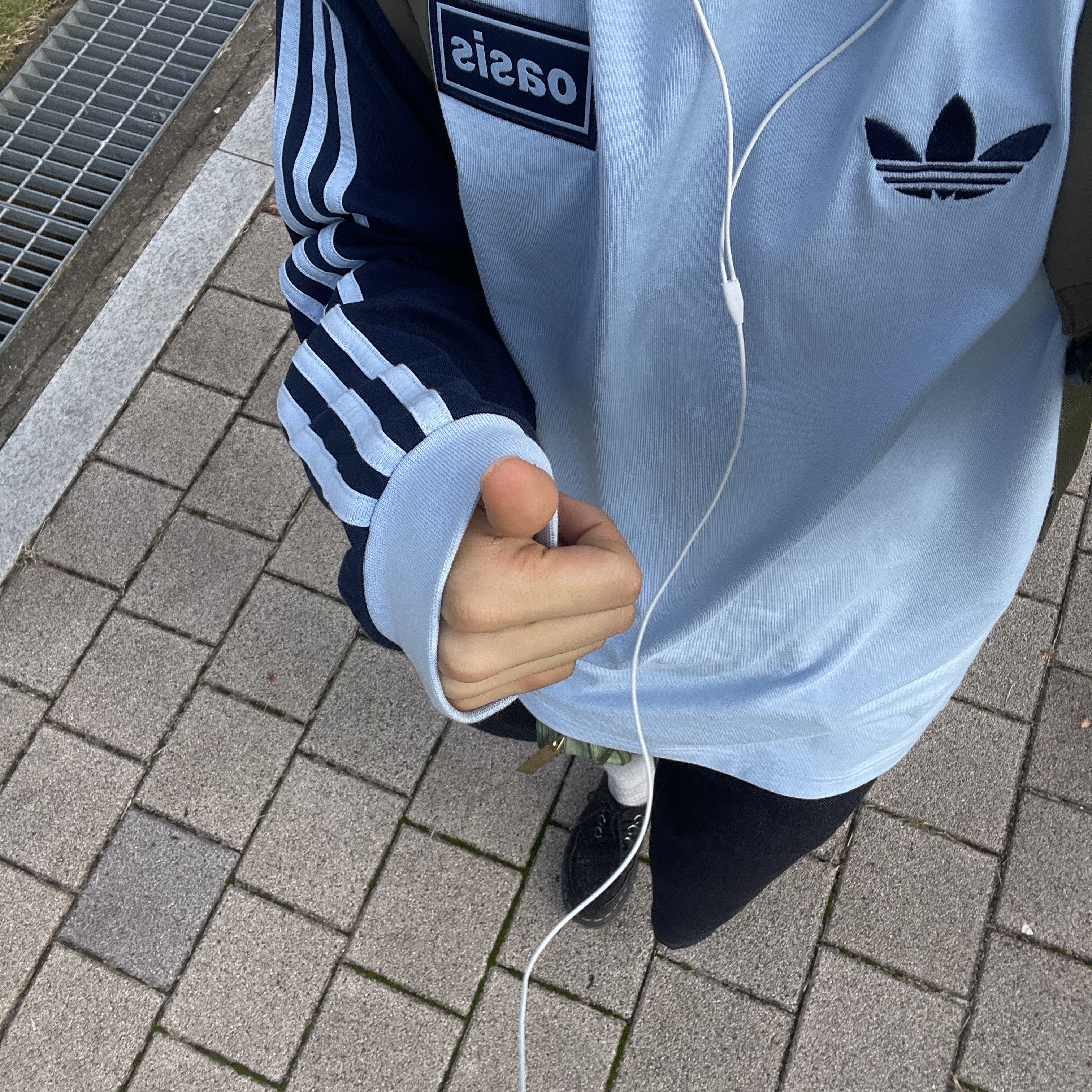Adidas x Oasis Tour 3-Stripes Longsleeve T-Shirt Clear Sky Night Indigo  - KR Sizing, Dr. Martens Ramsey Suede Creeper Black - 25SS 착용 스타일 - 1