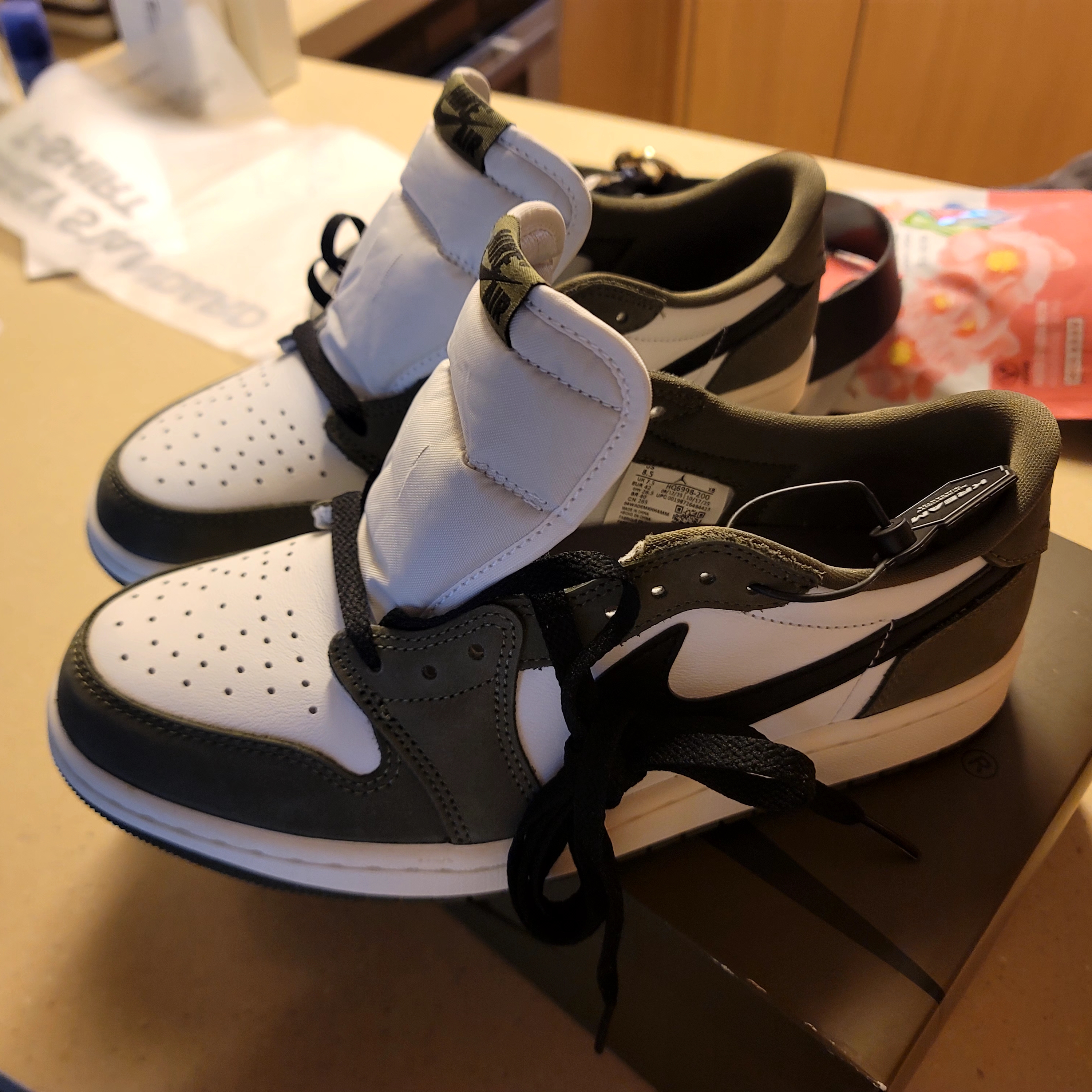 Jordan 1 Retro Low OG Medium Olive and Summit White 착용 스타일 - 3