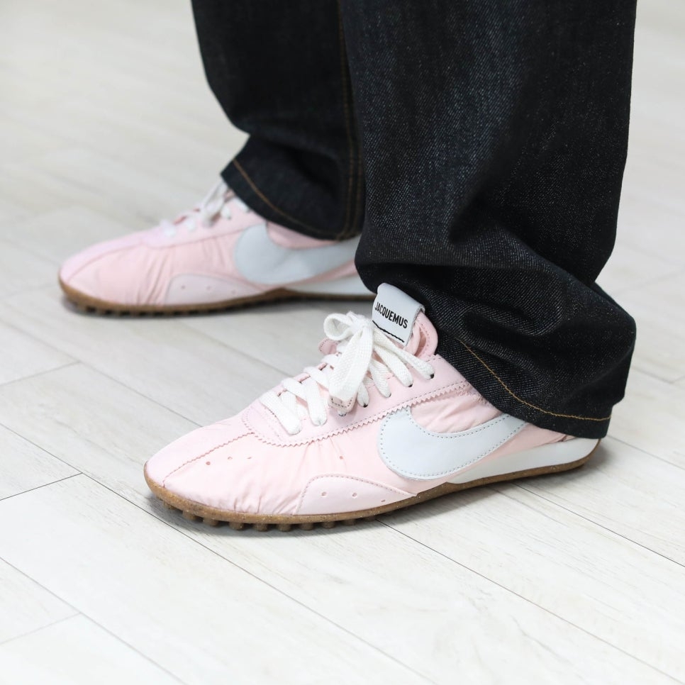Nike x Jacquemus Moon Shoe SP Aluminum Pink Sail 착용 스타일