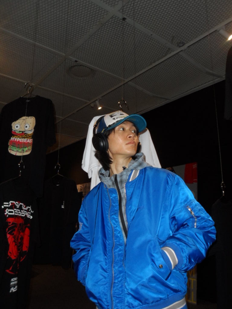 Supreme Second To None MA-1 Jacket Blue - 22SS, Bose QC Ultra Headphones 2nd Gen Triple Black (Korean Ver.) 착용 스타일 - 1