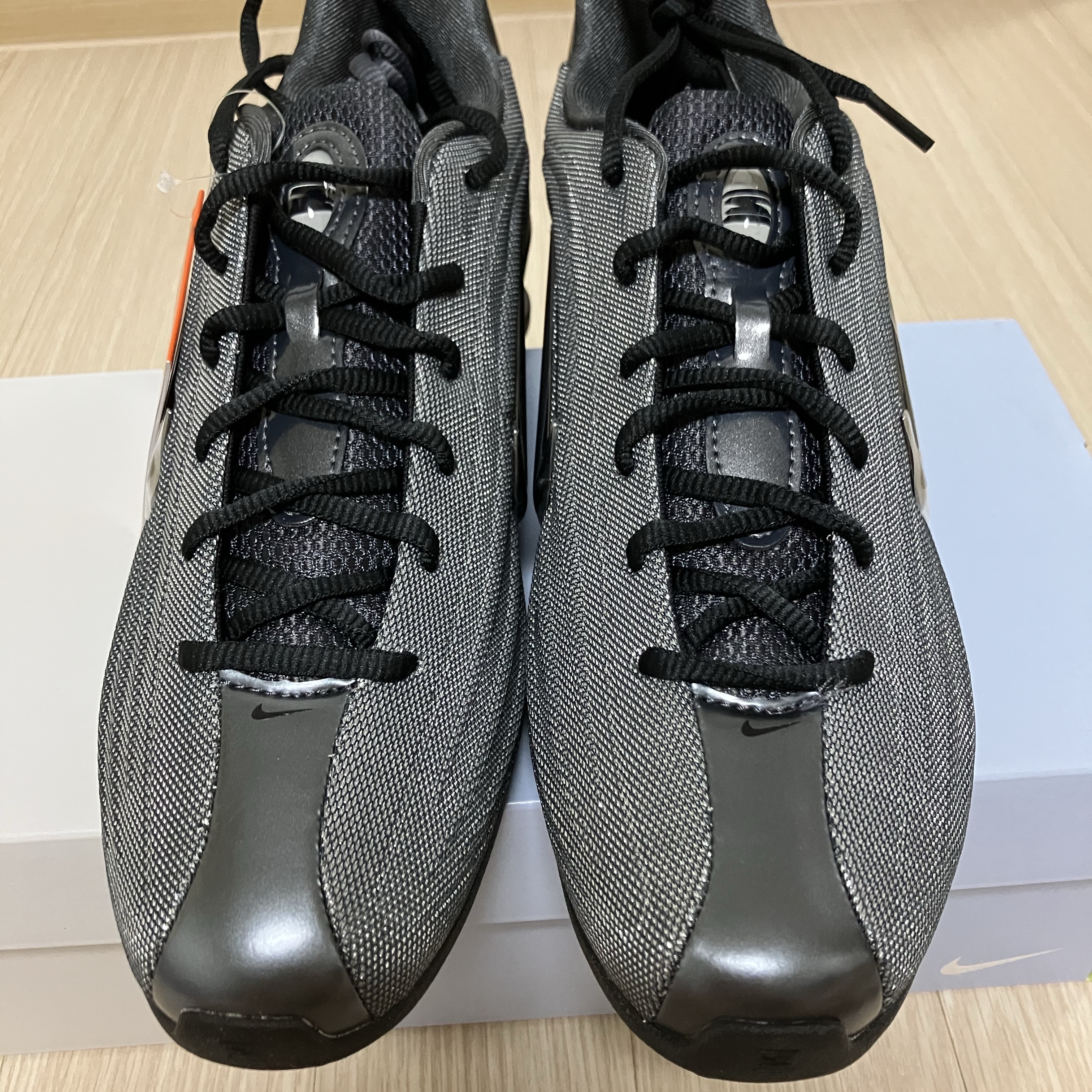 (W) Nike x Naked Shox Z Metallic Hematite Black 착용 스타일 - 3