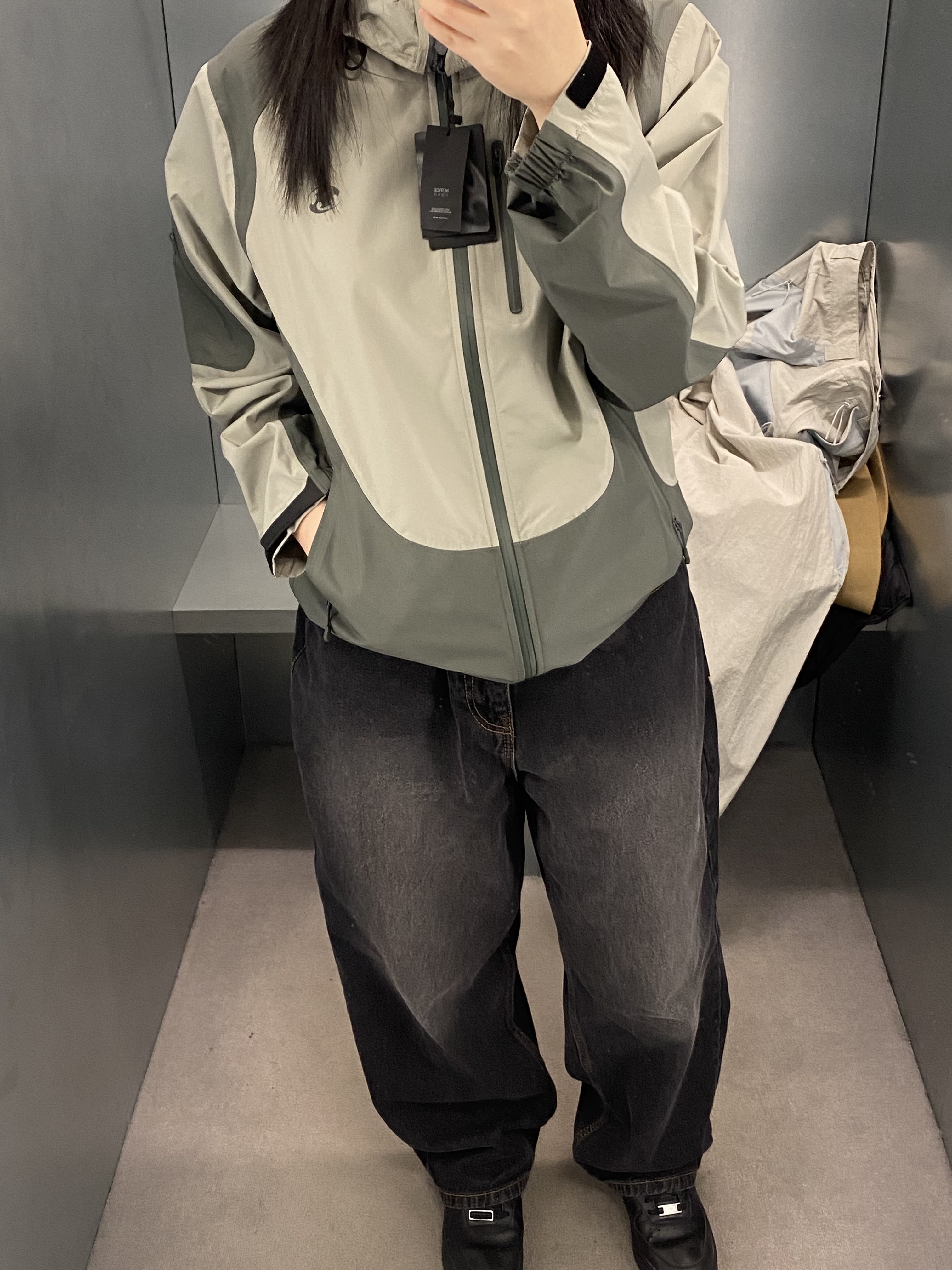 Sansan Gear 2.5L Jacket Warm Grey 착용 스타일