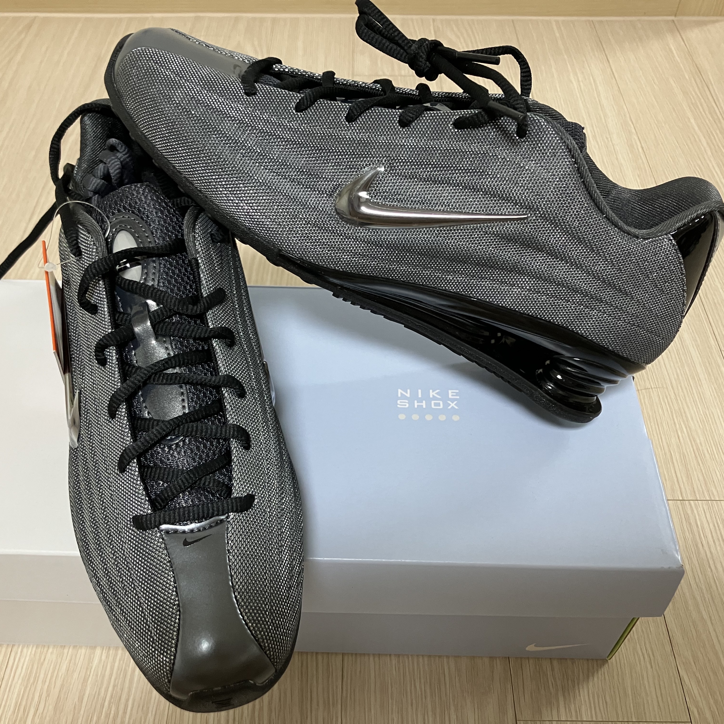 (W) Nike x Naked Shox Z Metallic Hematite Black 착용 스타일 - 5