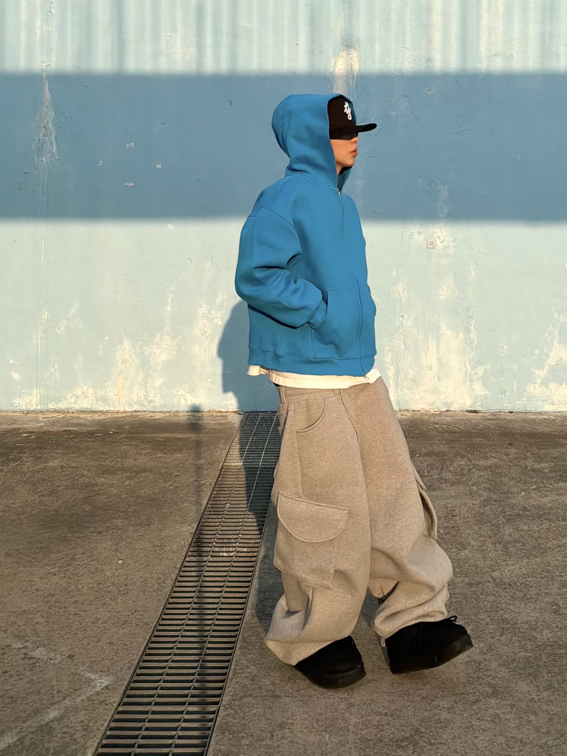 STU Hoodie Zip-Up In Blue, MJD X KOIN SEOUL Wide Cargo Sweat Pants 착용 스타일 - 3