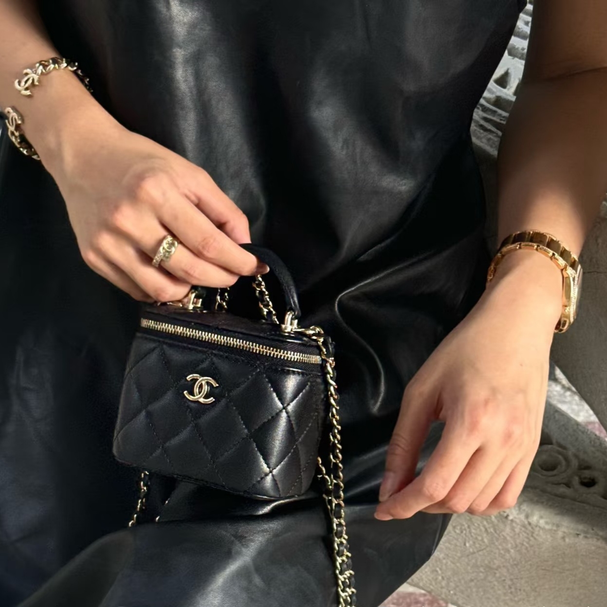 Chanel Small Vanity With Chain Lambskin & Gold Black (Inside Mirror) 착용 스타일