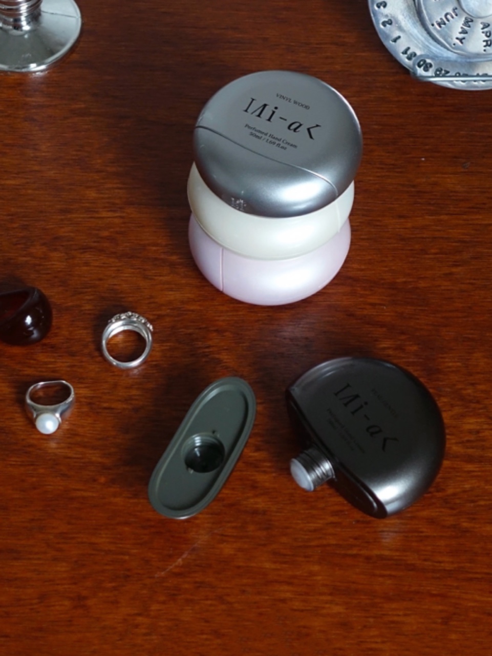 MIHAK OUD NOIR Perfumed Hand Cream 50ml, MIHAK VINYL WOOD Perfumed Hand Cream 50ml 착용 스타일