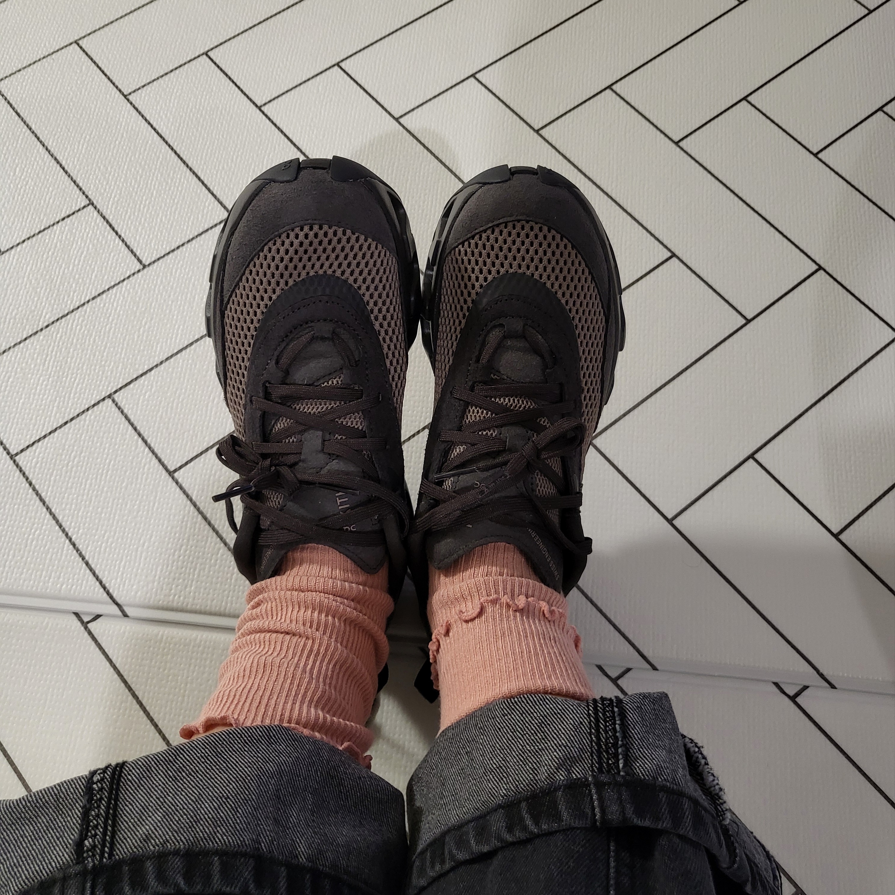 (W) On Running x Kith K-Tech 2 Thorn Ganache 착용 스타일 - 1