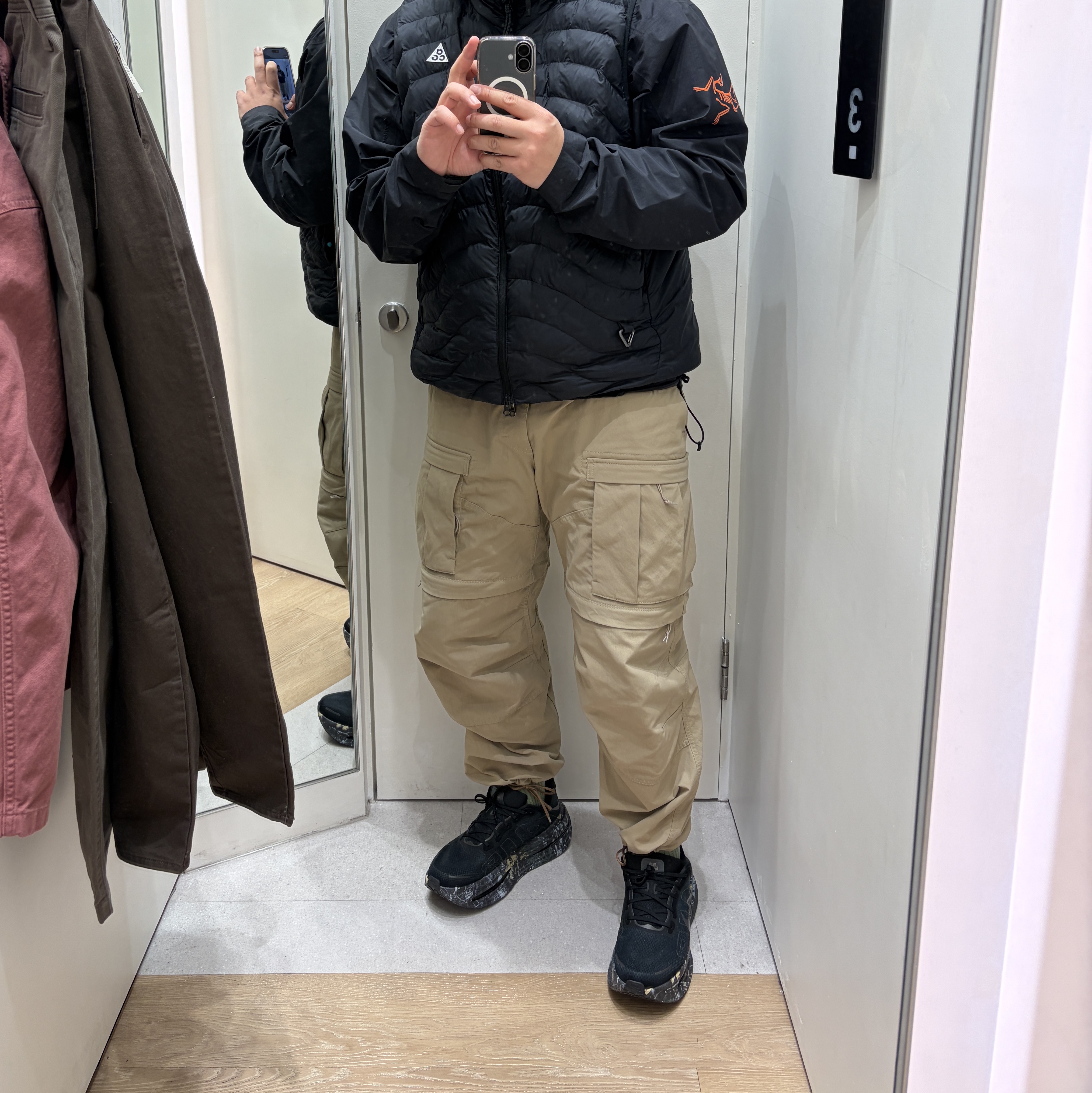 Nike ACG Smith Summit Cargo Pants Khaki Iron Ore - Asia, Nike Vomero Premium Black Dark Smoke Grey 착용 스타일