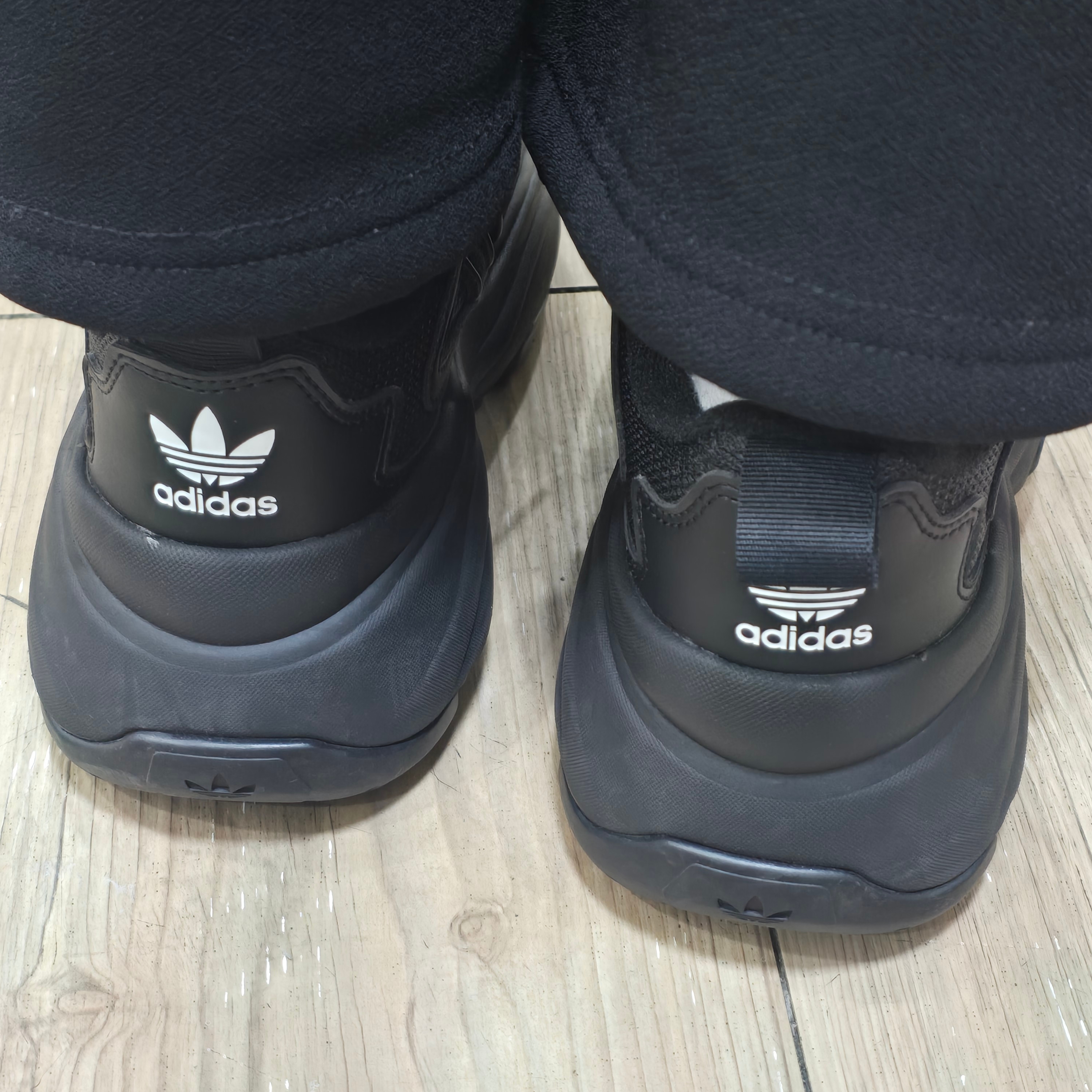 (W) Adidas Ozgaia Triple Black 착용 스타일 - 1